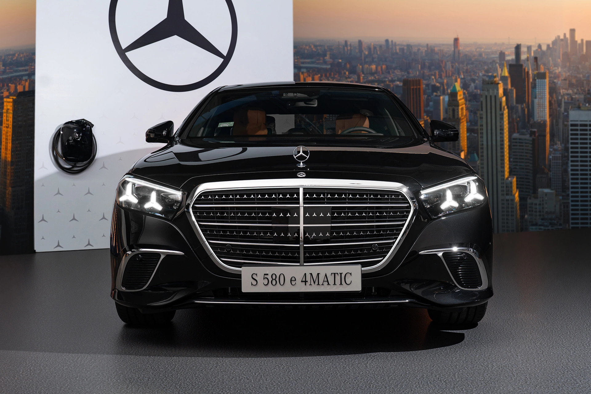 Mercesdes-benz ra mắt loạt sản phẩm điện hóa mới - Ảnh 2.