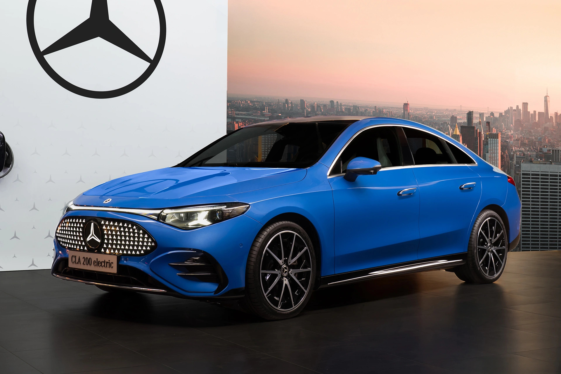 Mercesdes-benz ra mắt loạt sản phẩm điện hóa mới - Ảnh 14.