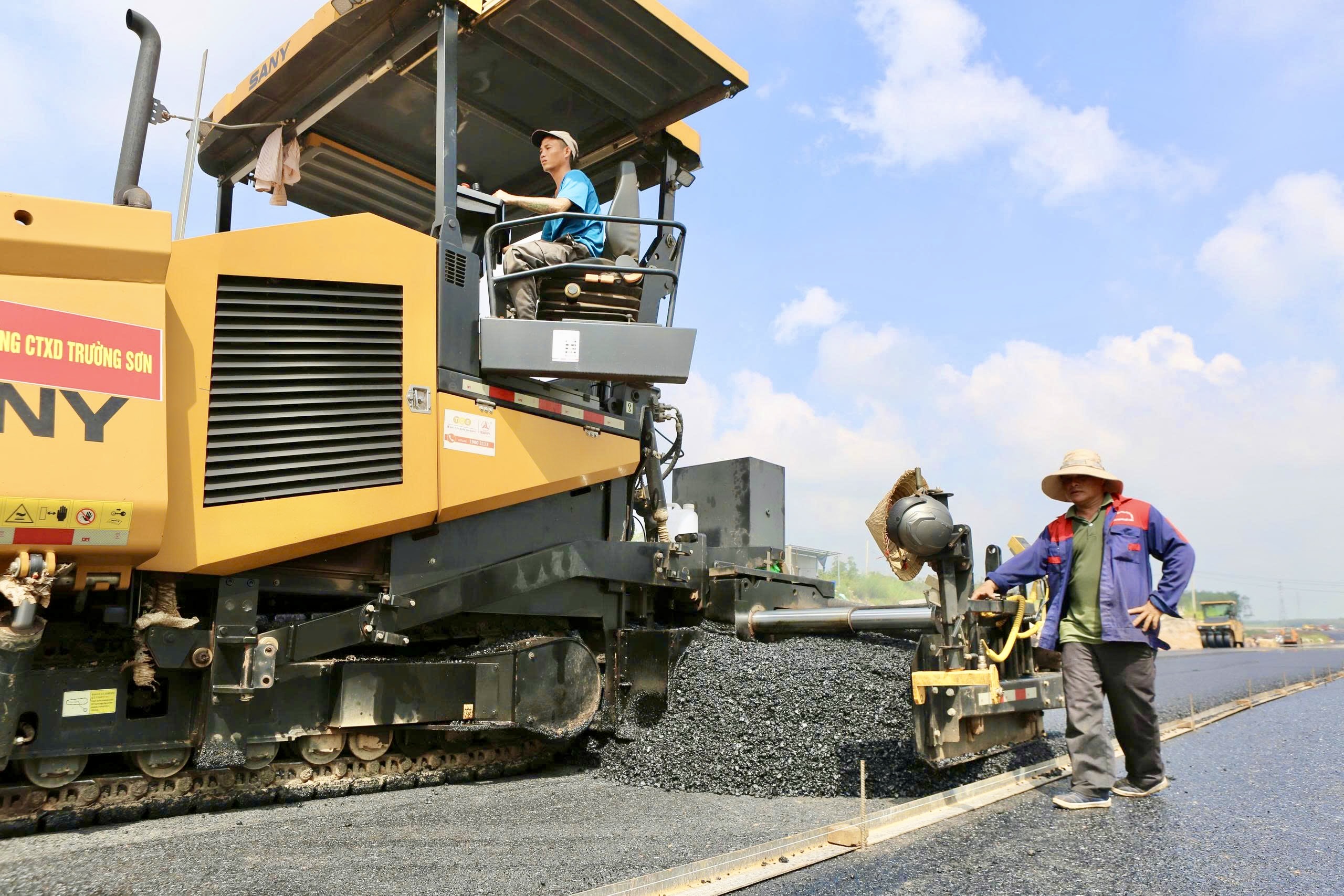 Cao tốc TP.HCM - Thủ Dầu Một - Chơn Th&agrave;nh qua Đồng Nai đang thảm nhựa, tăng tốc về đ&iacute;ch- Ảnh 5.