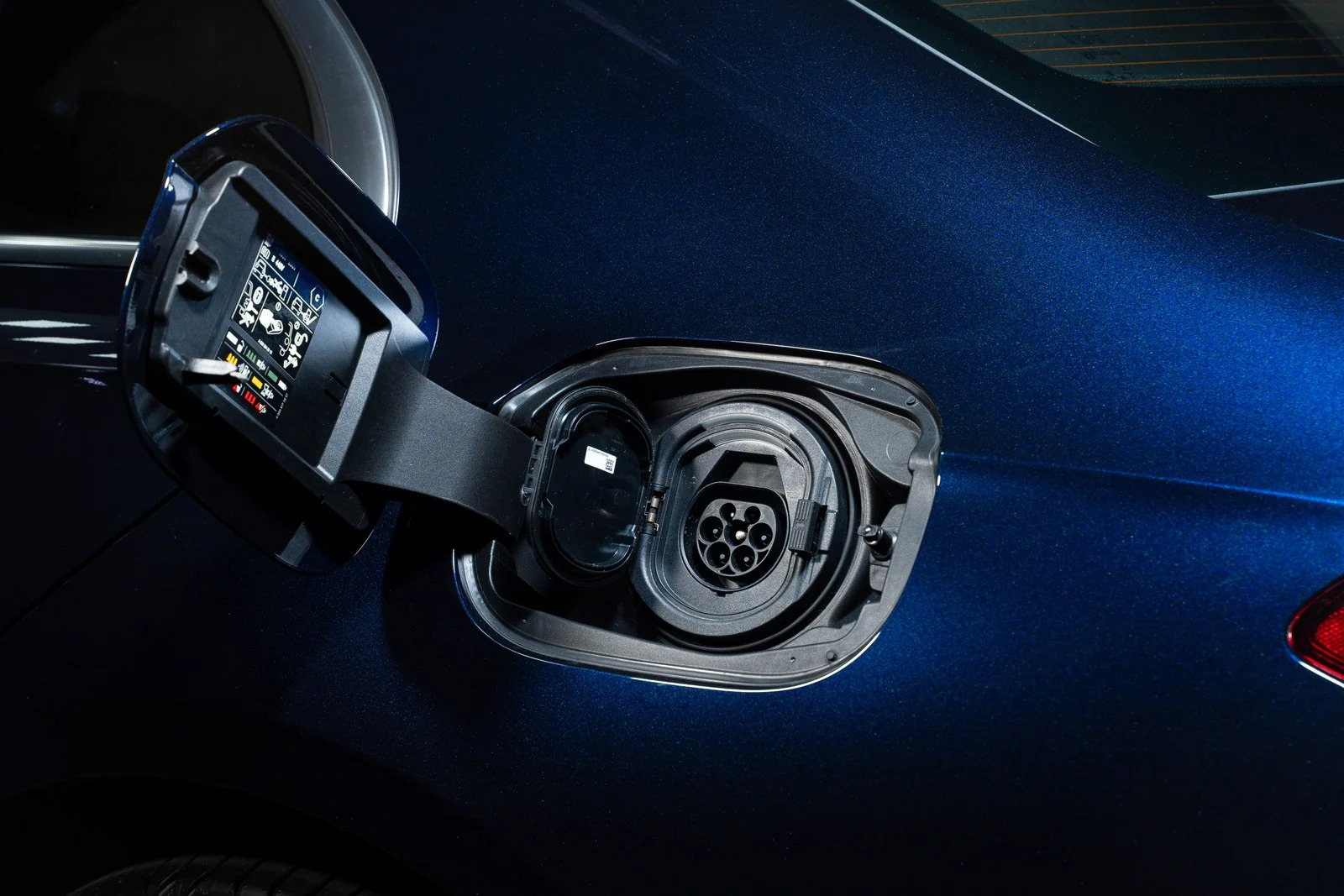 Mercesdes-benz ra mắt loạt sản phẩm điện hóa mới - Ảnh 10.
