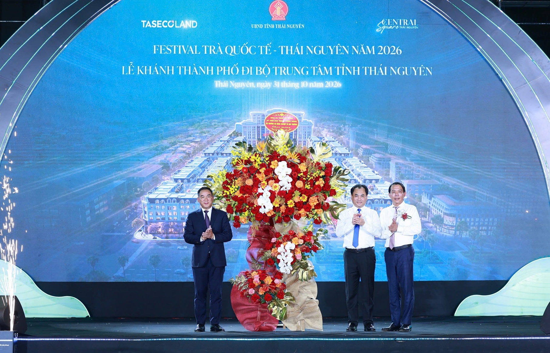Thái Nguyên khánh thành phố đi bộ bên Quảng trường Võ Nguyên Giáp - Ảnh 2.