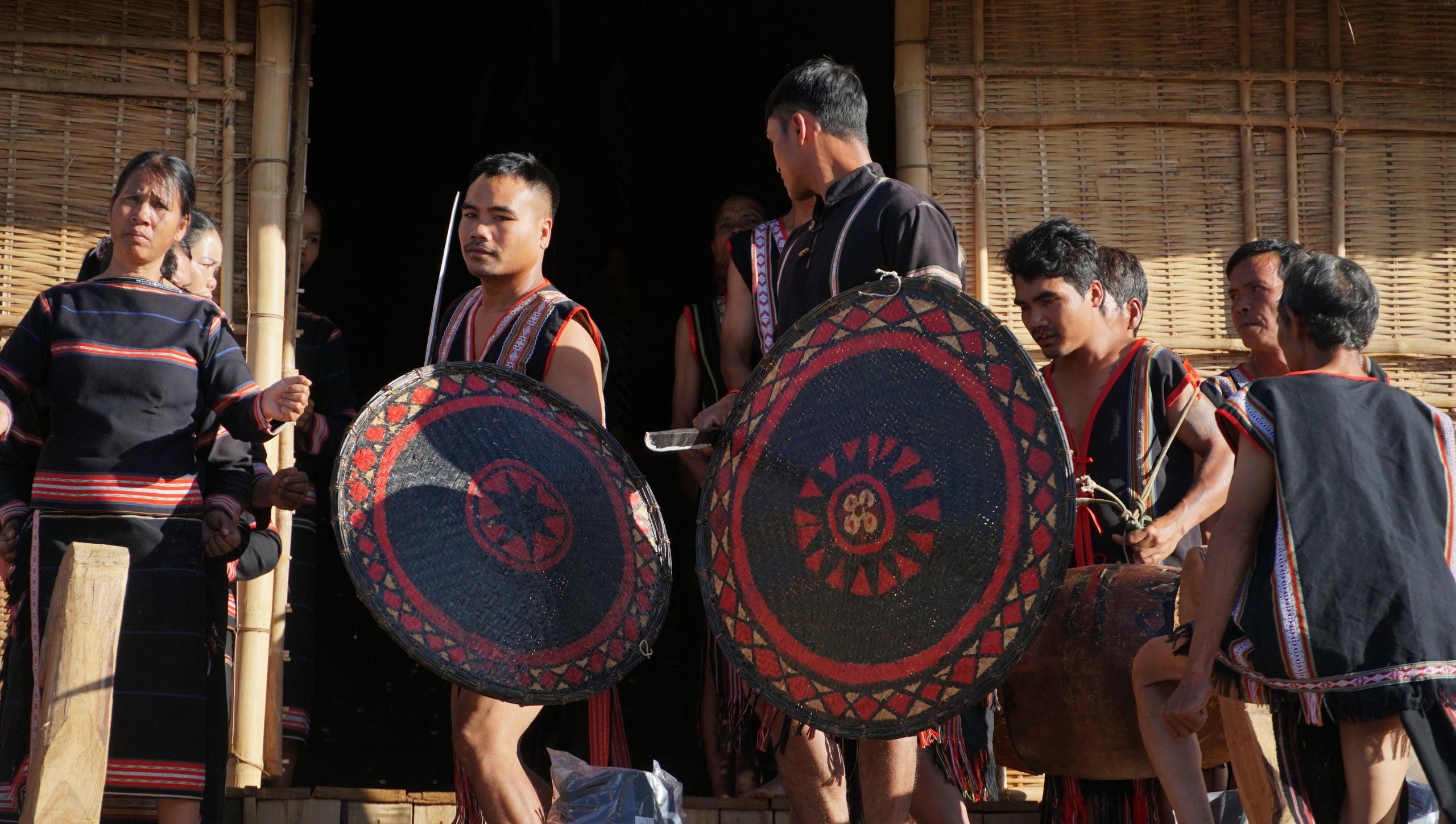 Gia Lai: T&aacute;i hiện lễ đ&acirc;m tr&acirc;u c&uacute;ng Yang mừng nh&agrave; r&ocirc;ng mới- Ảnh 7.
