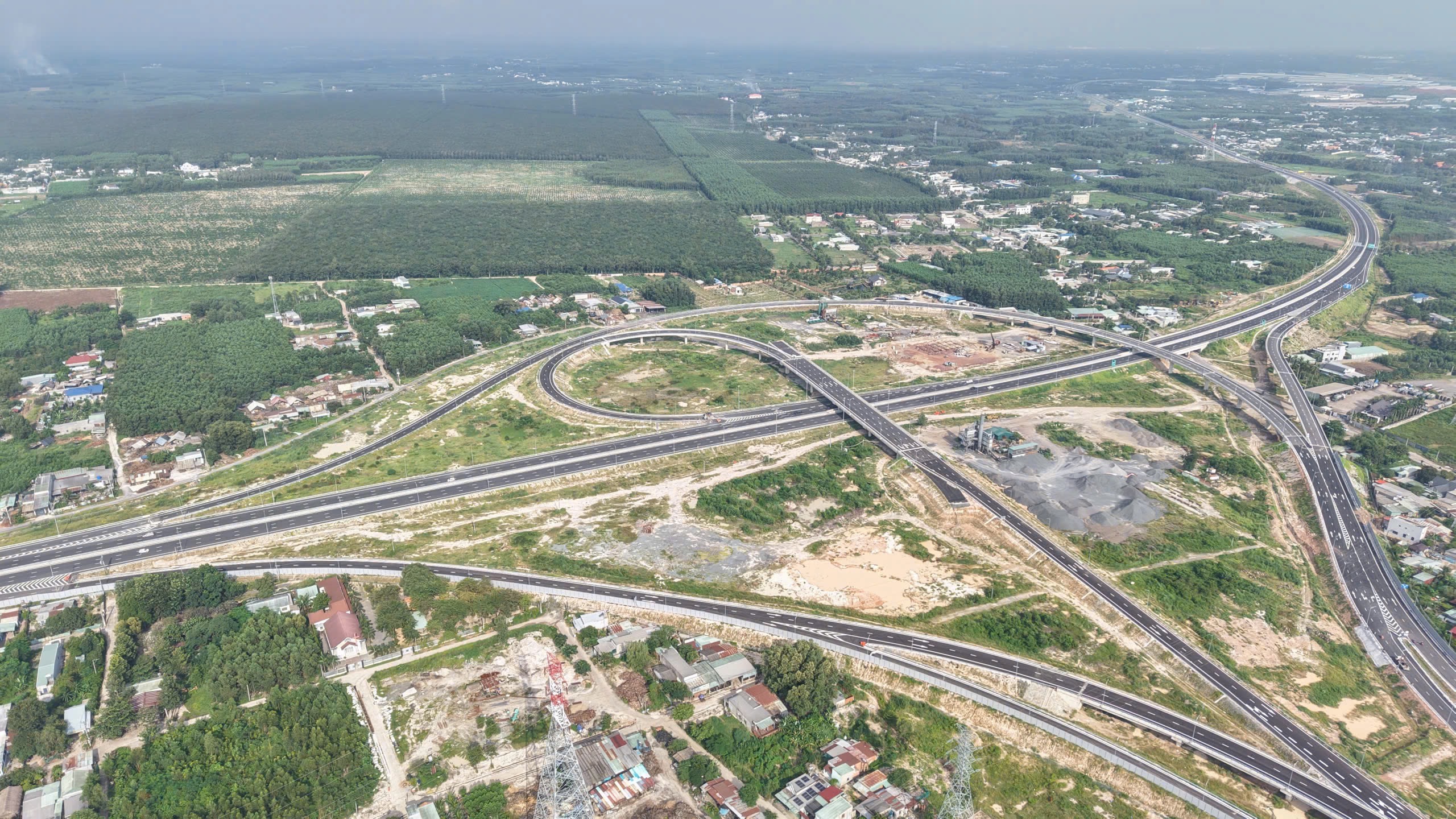 N&uacute;t giao T&acirc;n Hiệp nối hai cao tốc đang ho&agrave;n thiện thủ tục, sẽ th&ocirc;ng xe trong th&aacute;ng 11 - Ảnh 1.