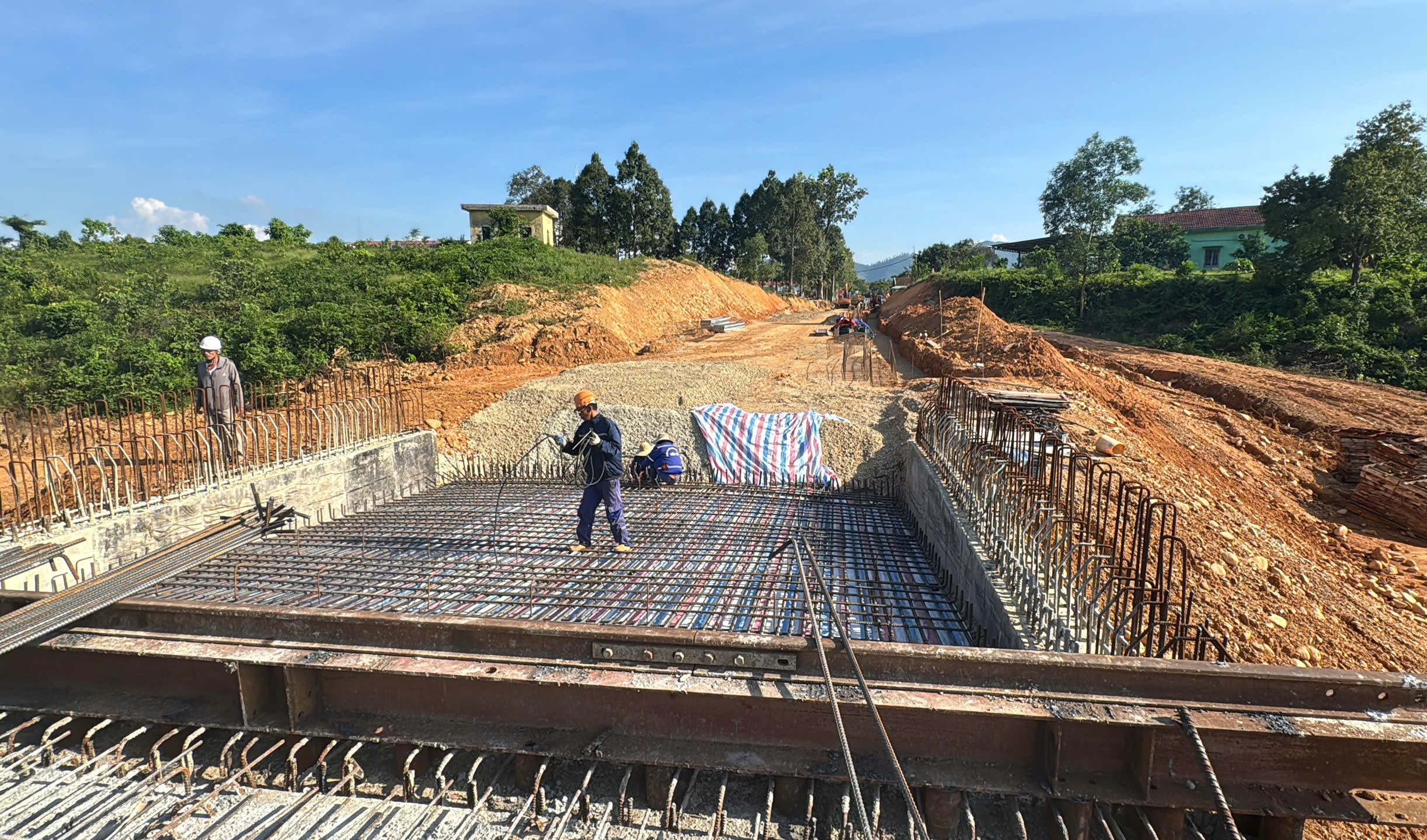 Tăng tốc đưa cầu B&igrave;nh Th&agrave;nh về đ&iacute;ch cuối th&aacute;ng 10, thay thế cầu treo xuống cấp- Ảnh 2.