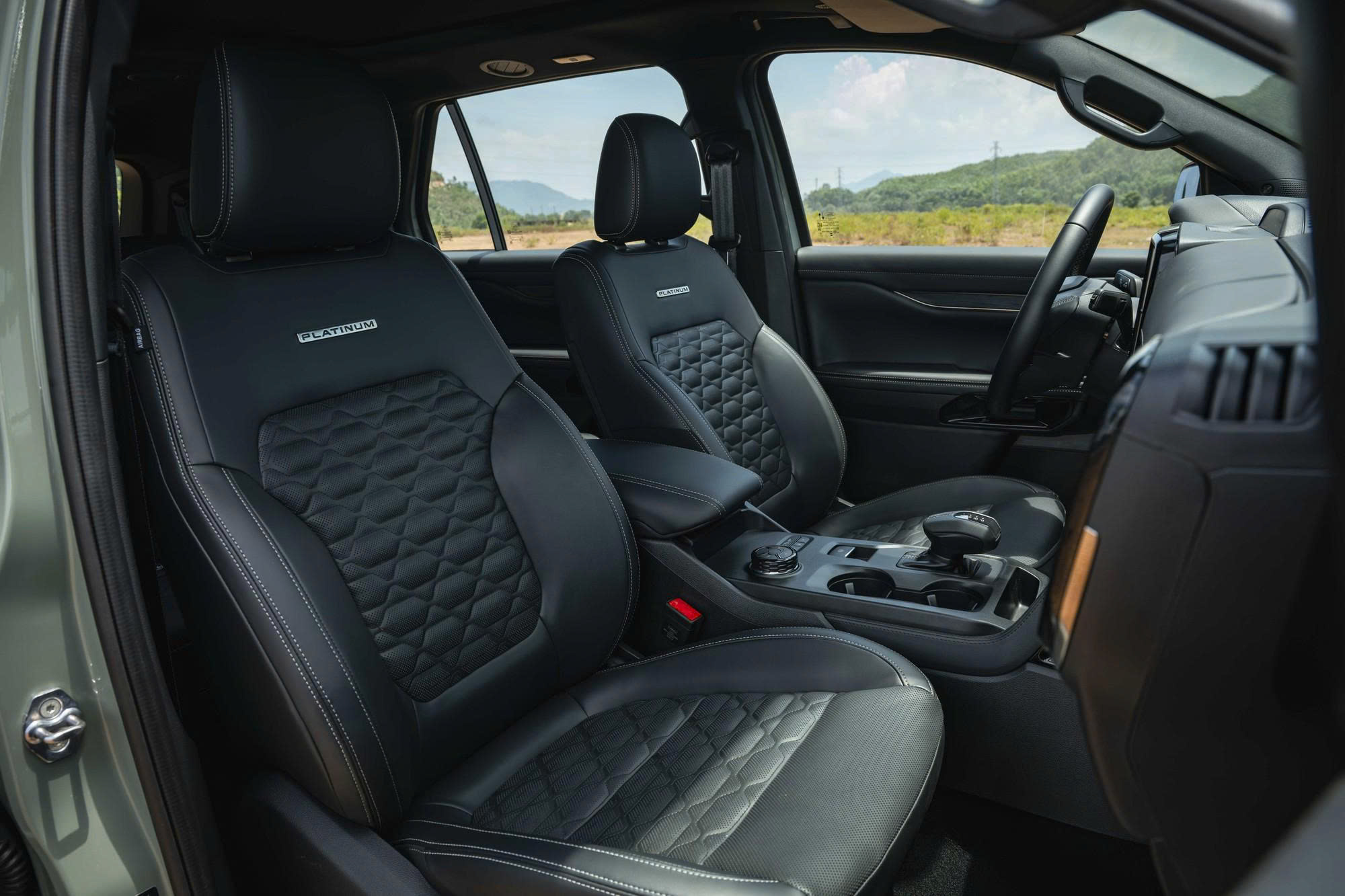 Mitsubishi Pajero mới v&agrave; Ford Everest kh&aacute;c nhau g&igrave;? - Ảnh 7.