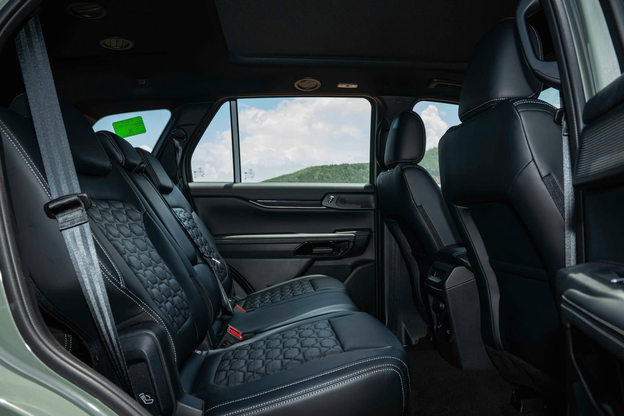 Mitsubishi Pajero mới v&agrave; Ford Everest kh&aacute;c nhau g&igrave;? - Ảnh 8.