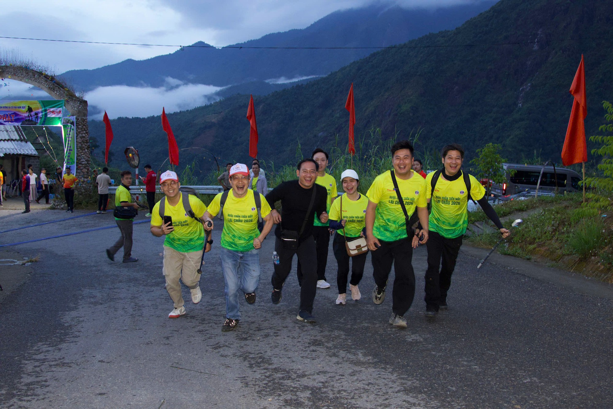 500 nh&agrave; b&aacute;o, vận động vi&ecirc;n c&ugrave;ng chinh phục con đường đ&aacute; cổ PaVi ở Lai Ch&acirc;u- Ảnh 2.