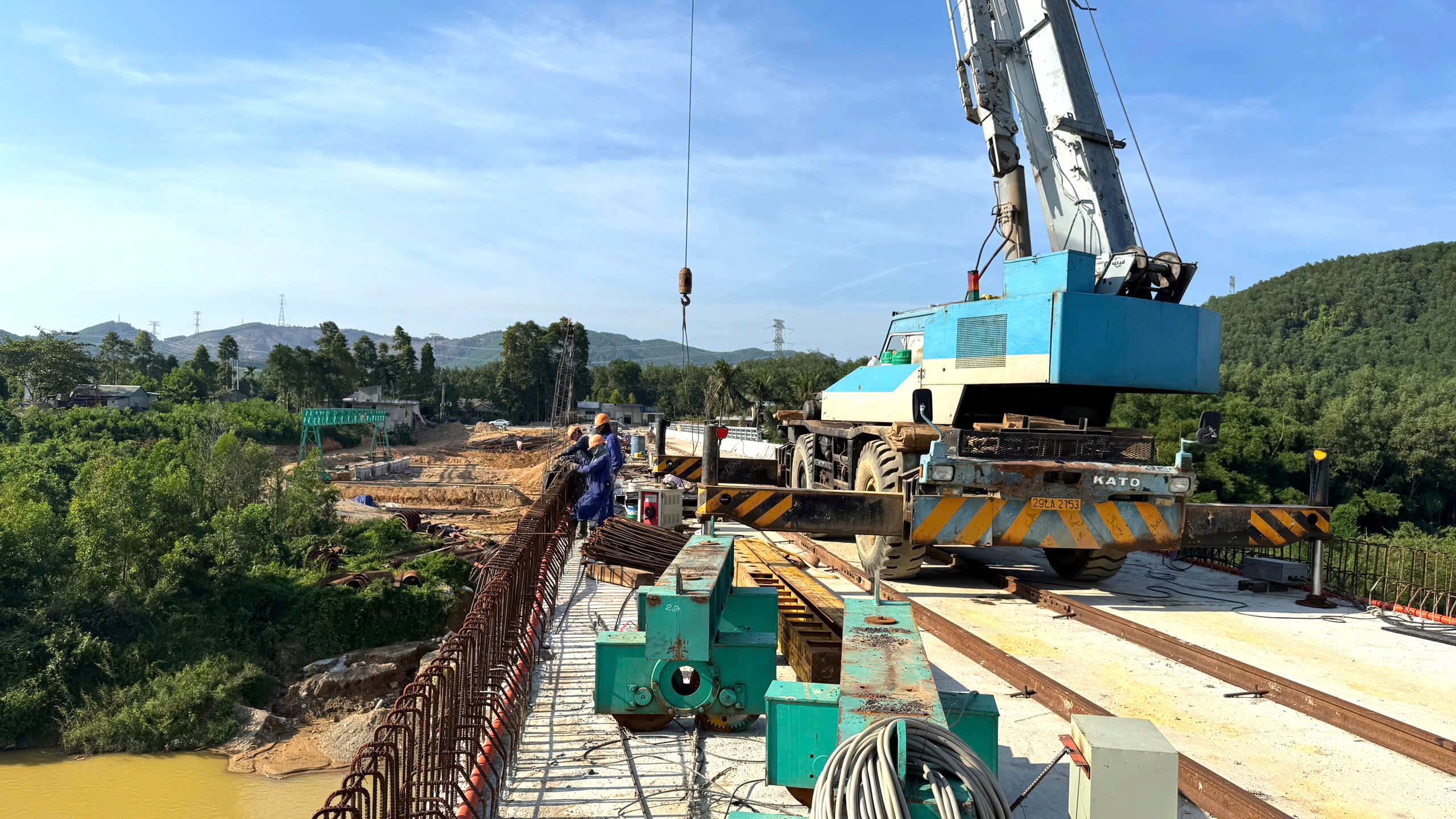 Tăng tốc đưa cầu B&igrave;nh Th&agrave;nh về đ&iacute;ch cuối th&aacute;ng 10, thay thế cầu treo xuống cấp- Ảnh 12.
