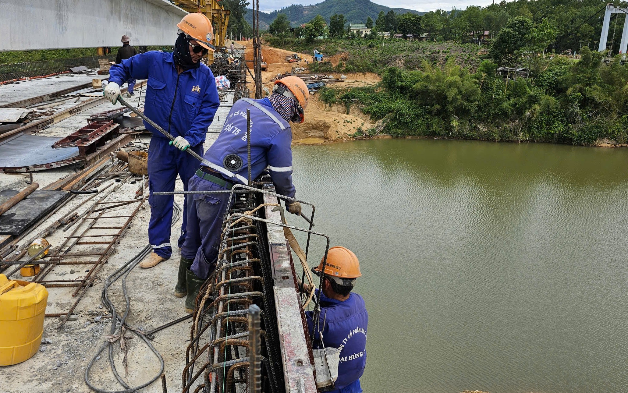 Tăng tốc đưa cầu B&igrave;nh Th&agrave;nh về đ&iacute;ch cuối th&aacute;ng 10, thay thế cầu treo xuống cấp- Ảnh 6.