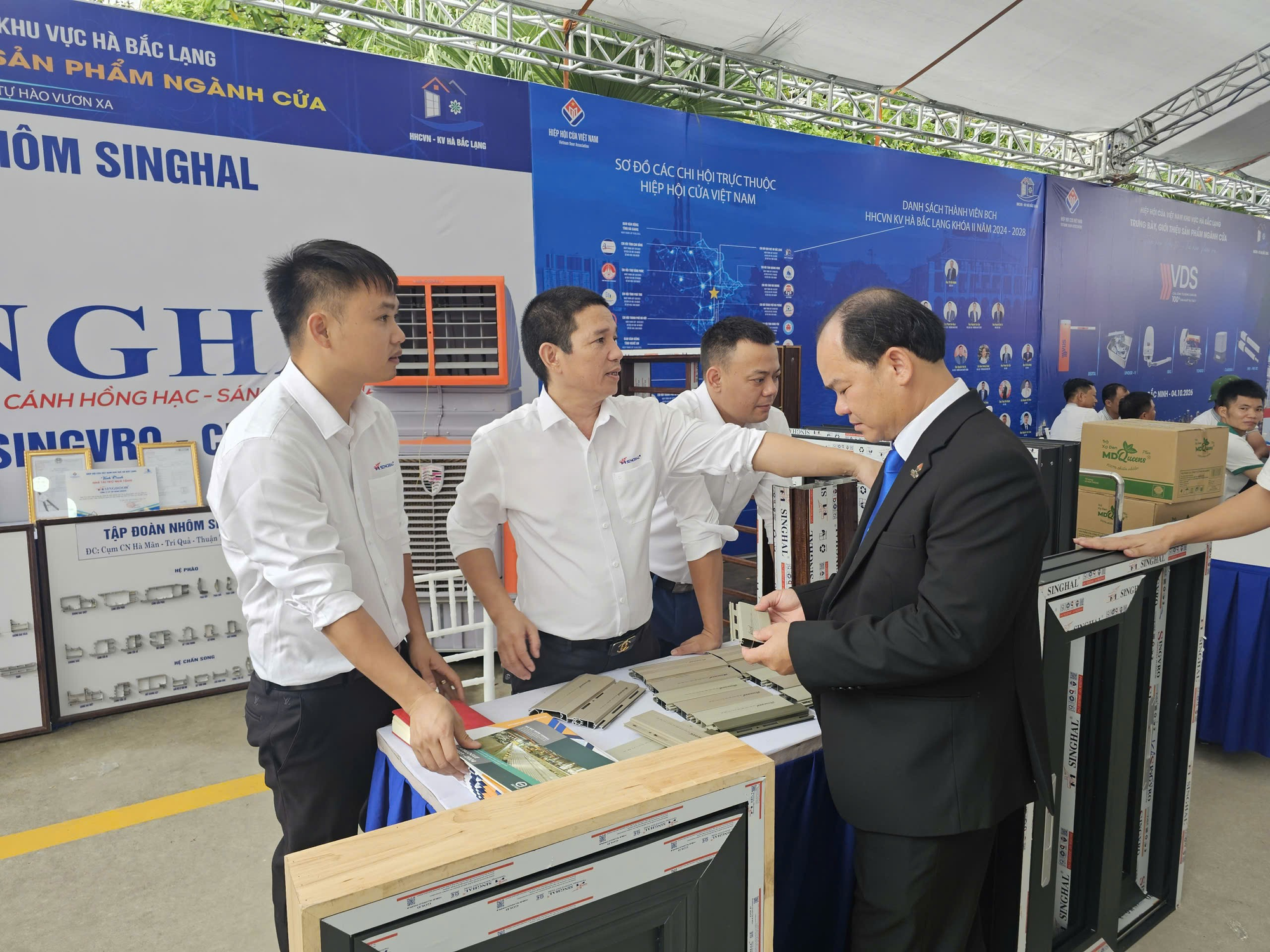 Đa dạng sản phẩm tại hội thi tay nghề ng&agrave;nh cửa- Ảnh 2.