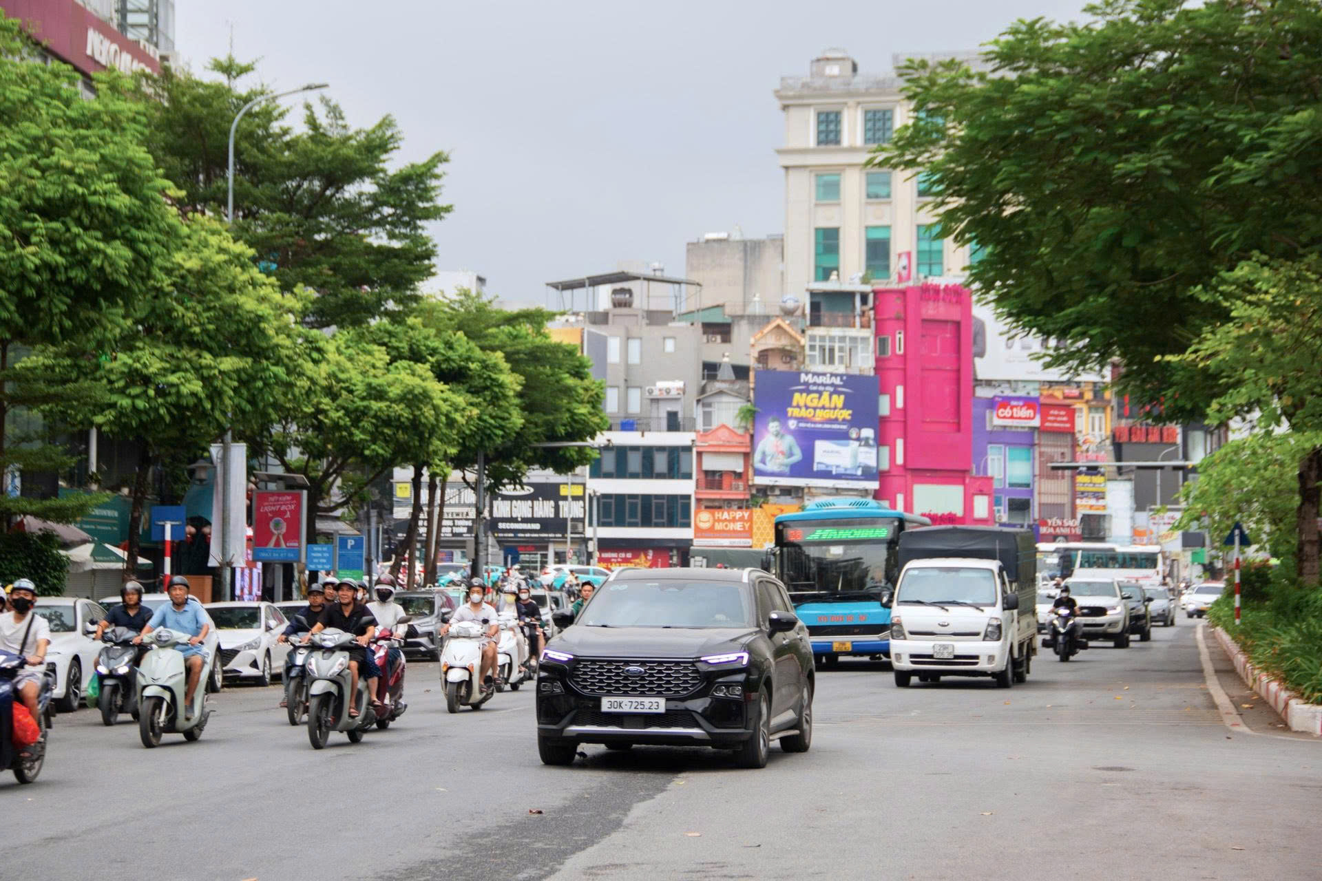 Hà Nội: Xén dải phân cách, mở thêm “đường thoát” cho phố Ô Chợ Dừa- Ảnh 1.