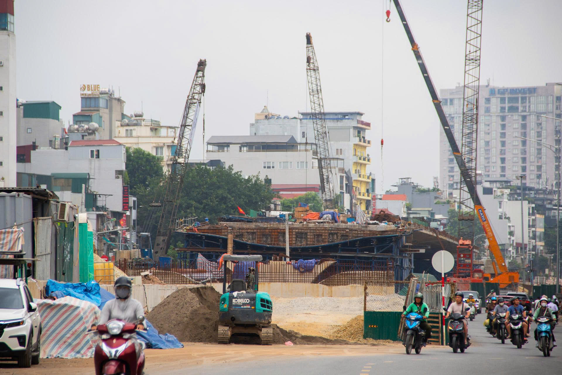 Cận cảnh hai cầu vượt tr&ecirc;n đường V&agrave;nh đai 1 dự kiến khai th&aacute;c cuối năm 2026 - Ảnh 7.