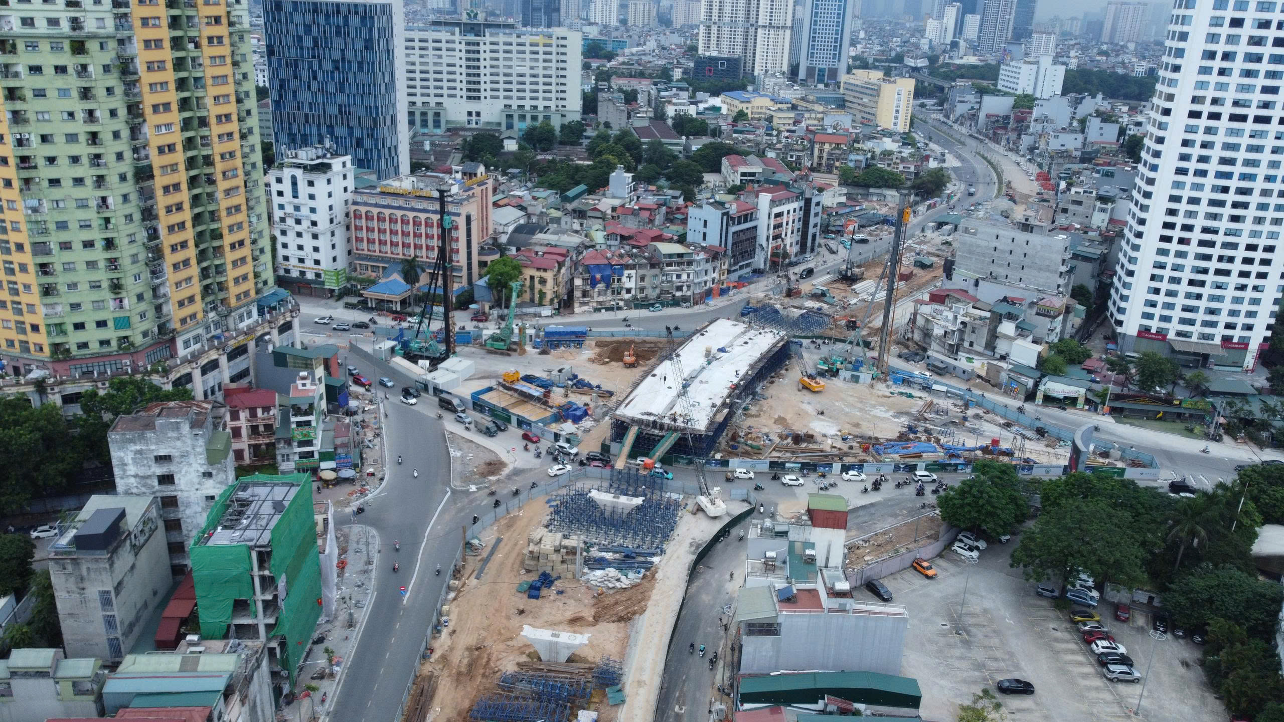 Cận cảnh hai cầu vượt tr&ecirc;n đường V&agrave;nh đai 1 dự kiến khai th&aacute;c cuối năm 2026 - Ảnh 1.