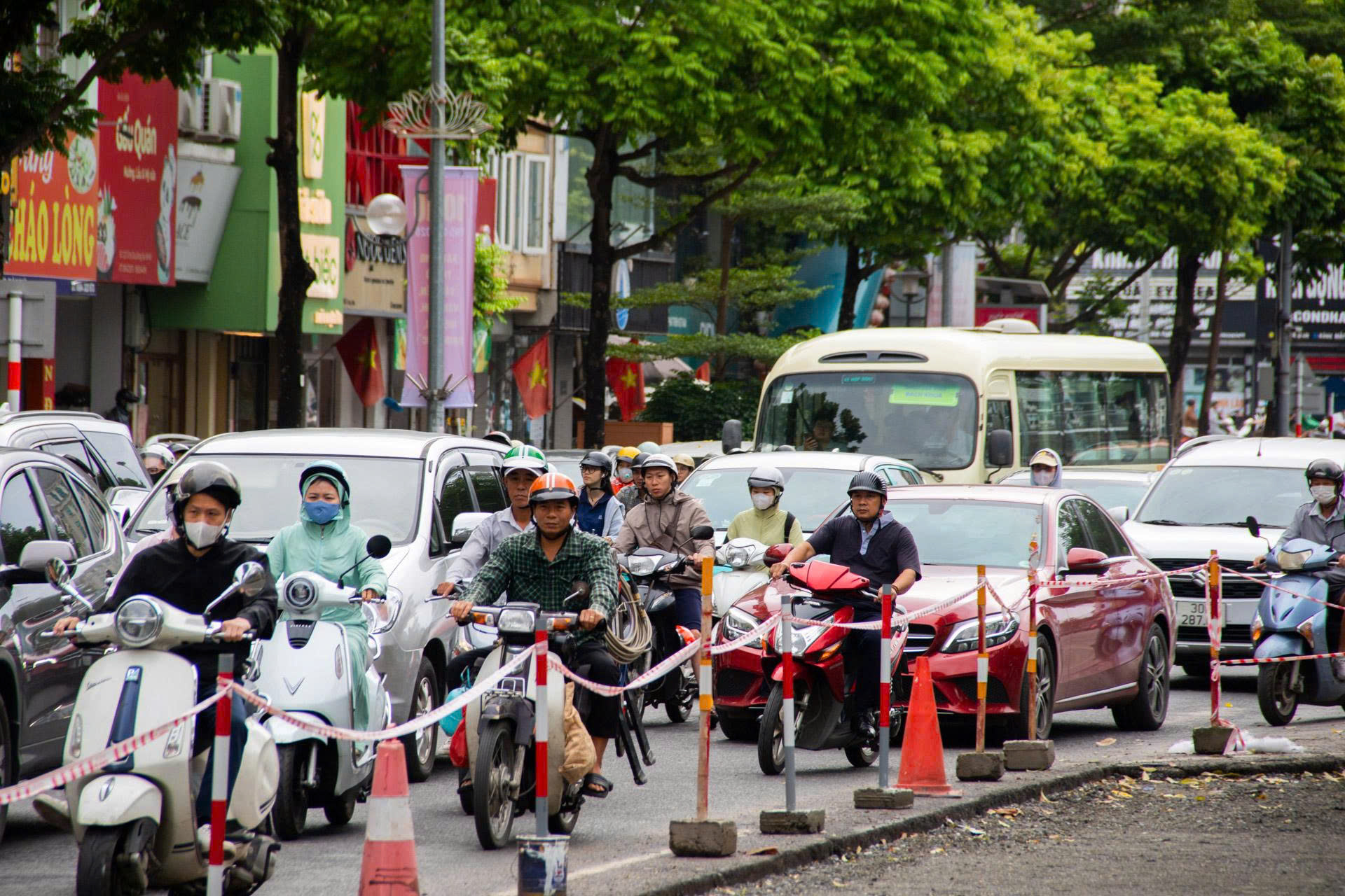 Hà Nội: Xén dải phân cách, mở thêm “đường thoát” cho phố Ô Chợ Dừa- Ảnh 9.