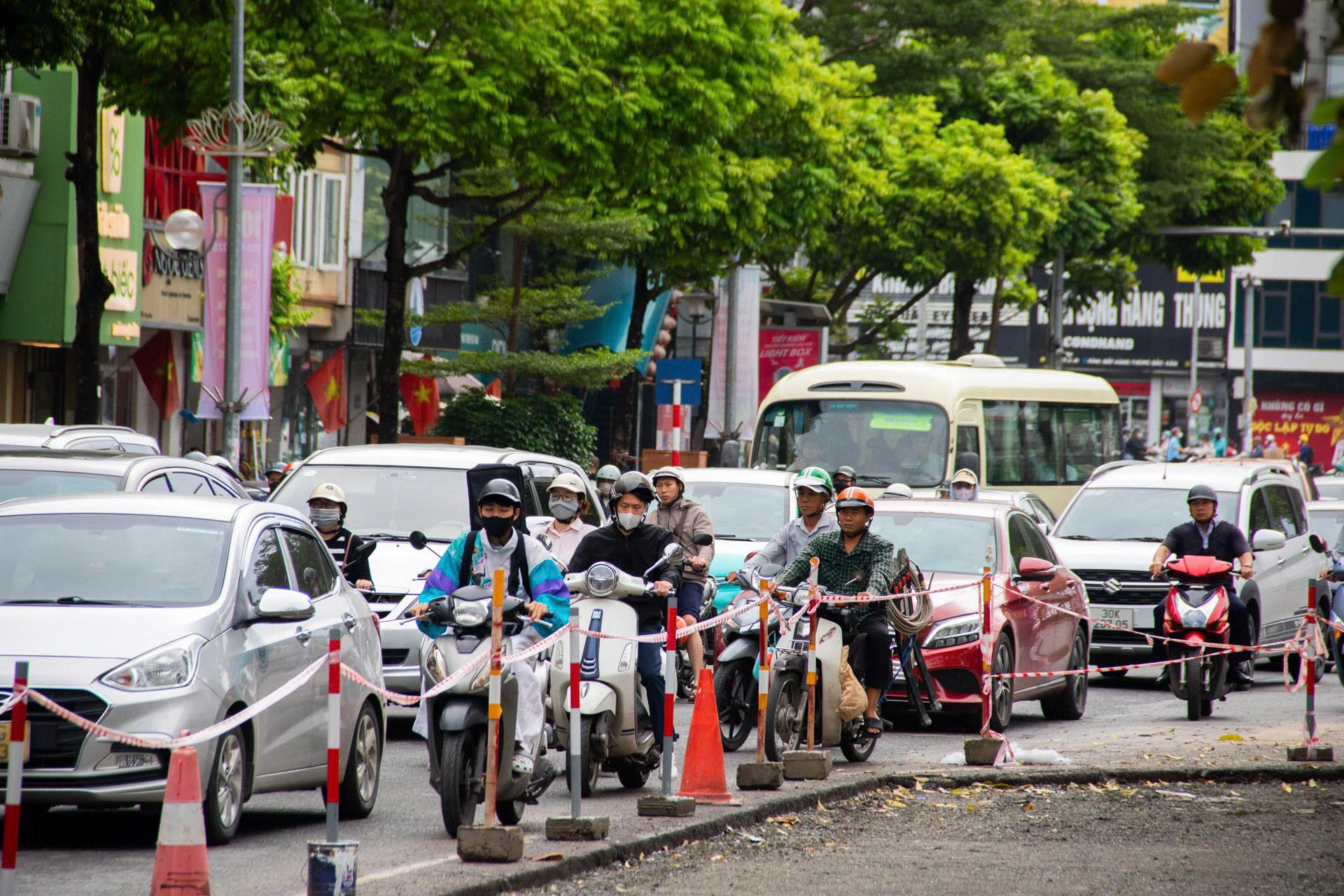 Hà Nội: Xén dải phân cách, mở thêm “đường thoát” cho phố Ô Chợ Dừa- Ảnh 8.