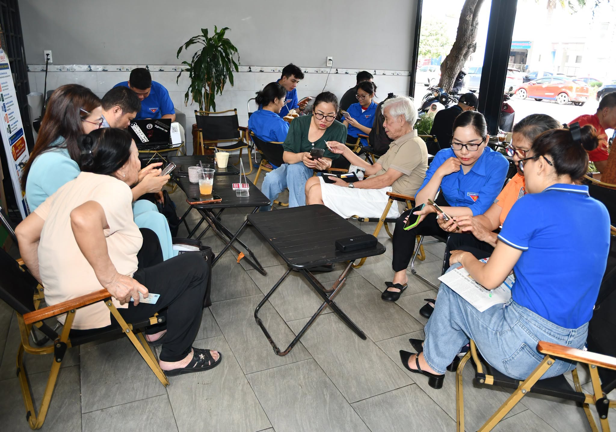 TP.HCM đưa "Bình dân học vụ số" đến gần người dân bằng nhiều mô hình - Ảnh 1.