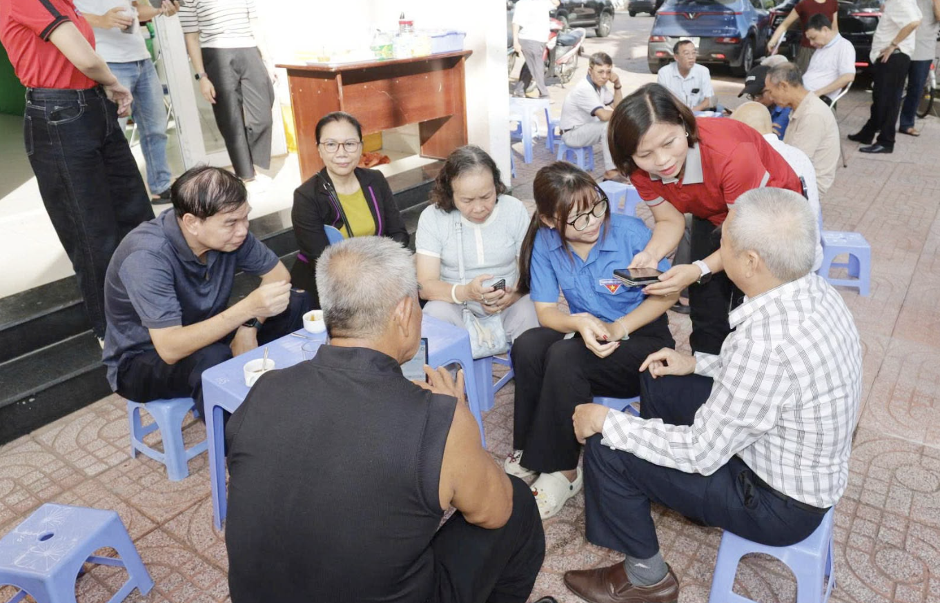 TP.HCM đưa "Bình dân học vụ số" đến gần người dân bằng nhiều mô hình - Ảnh 4.