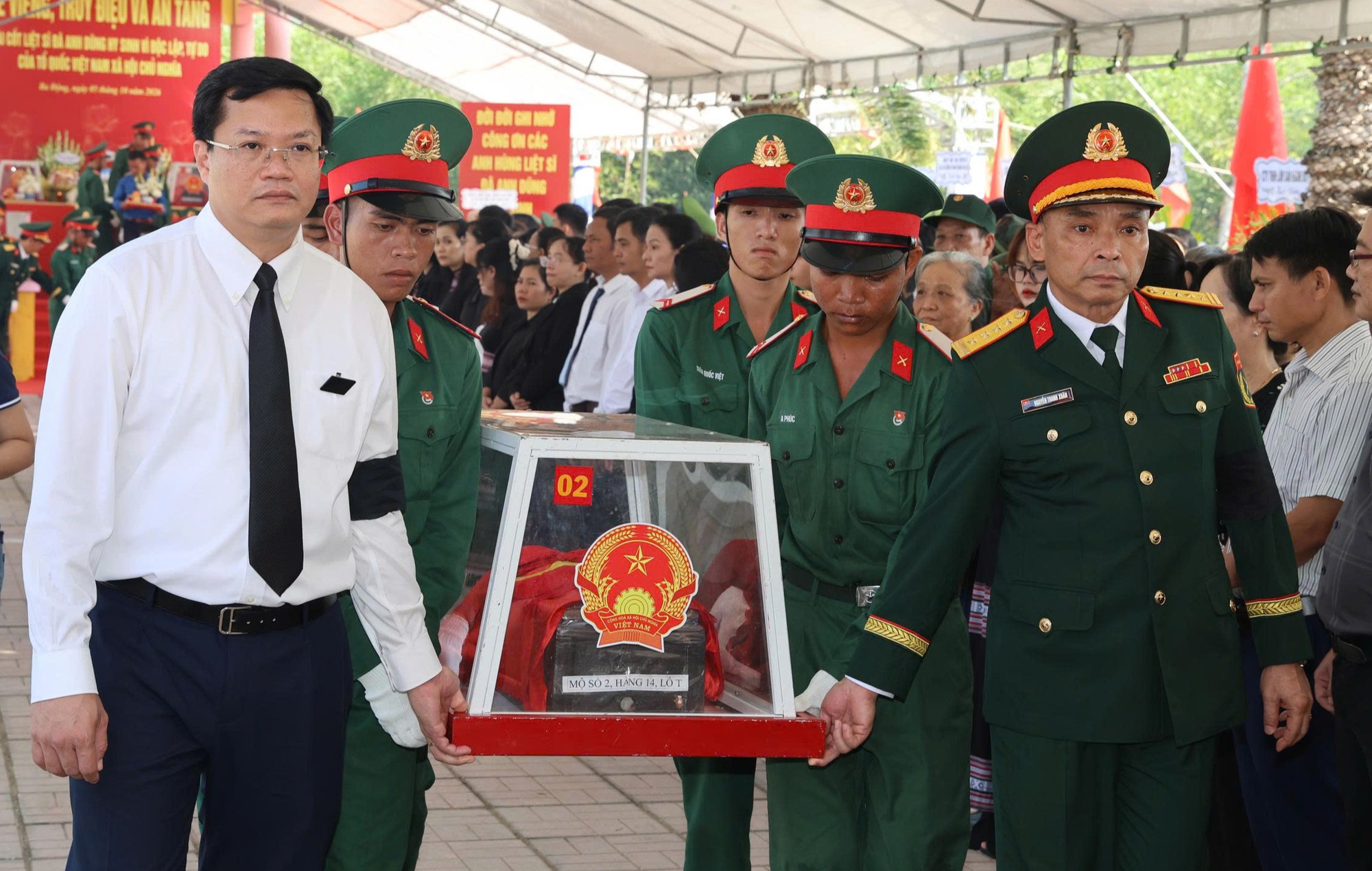 Quảng Ng&atilde;i: X&uacute;c động lễ truy điệu 12 h&agrave;i cốt liệt sĩ tại bệnh x&aacute; Đức Phổ- Ảnh 1.