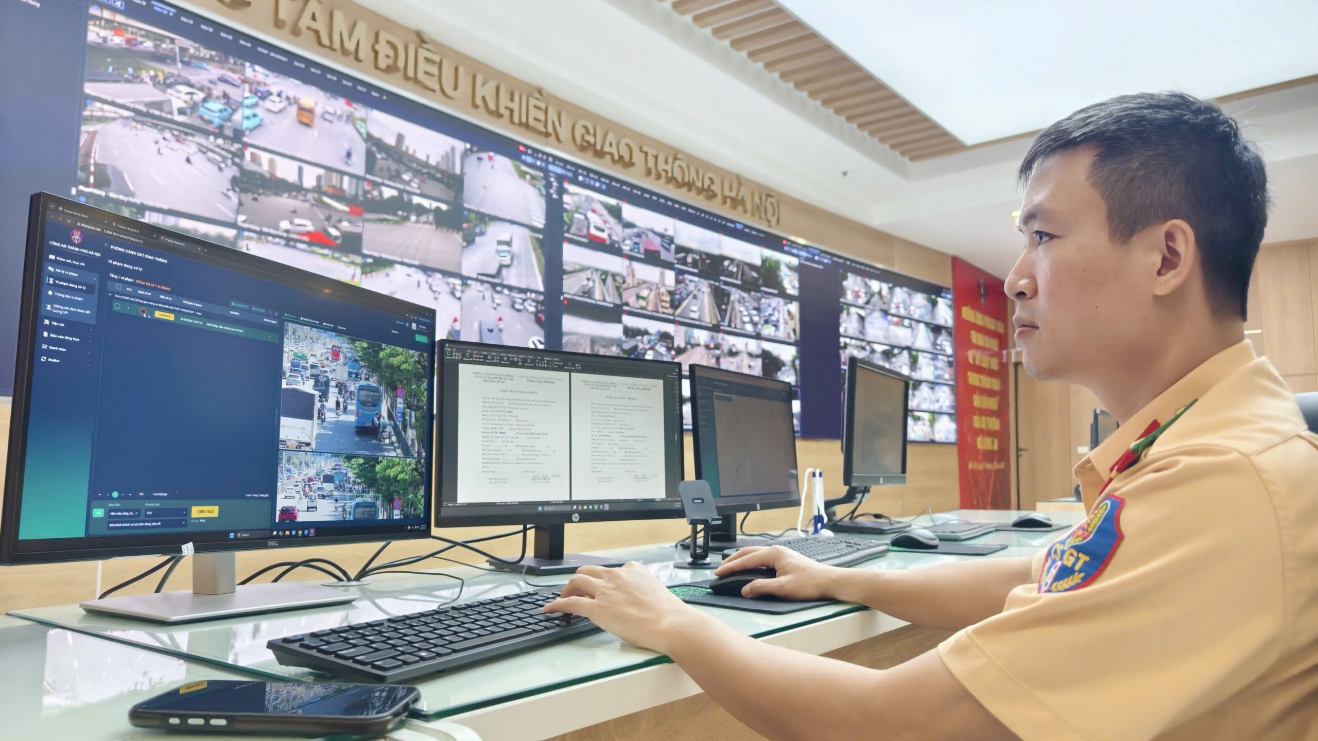 Hà Nội: Camera AI "bắt lỗi" nhiều xe máy, có xe vi phạm 43 lần trong 9 tháng - Ảnh 2.