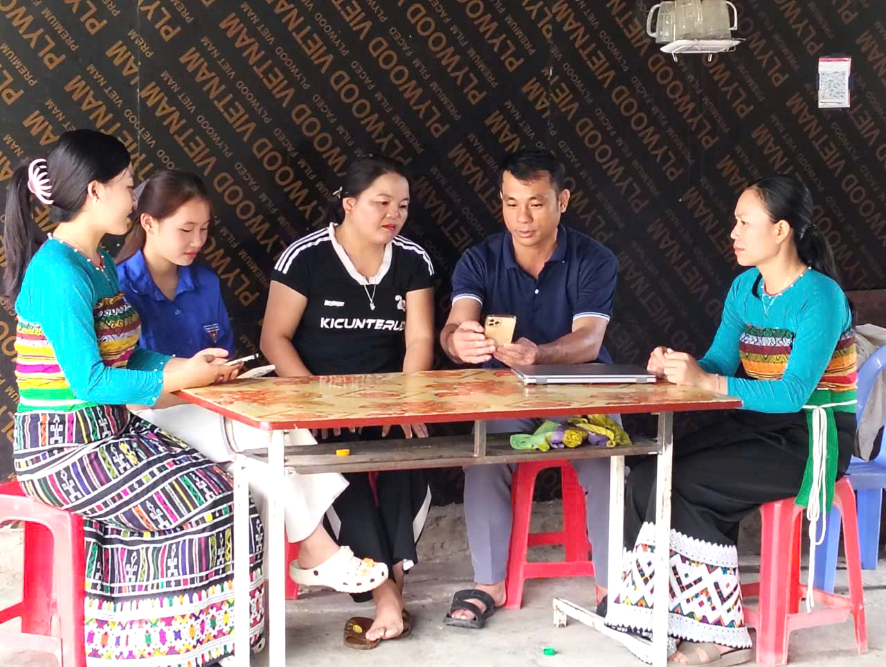 "B&igrave;nh d&acirc;n học vụ số" đưa người d&acirc;n miền n&uacute;i Thanh H&oacute;a bước v&agrave;o kỷ nguy&ecirc;n số- Ảnh 2.
