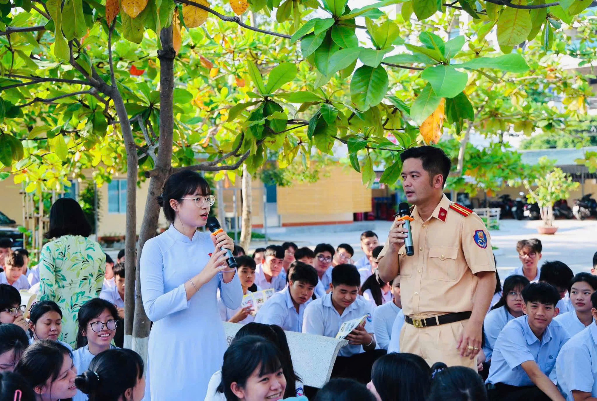 Hơn 2.000 học sinh ở Kh&aacute;nh H&ograve;a được tuy&ecirc;n truyền an to&agrave;n giao th&ocirc;ng- Ảnh 1.