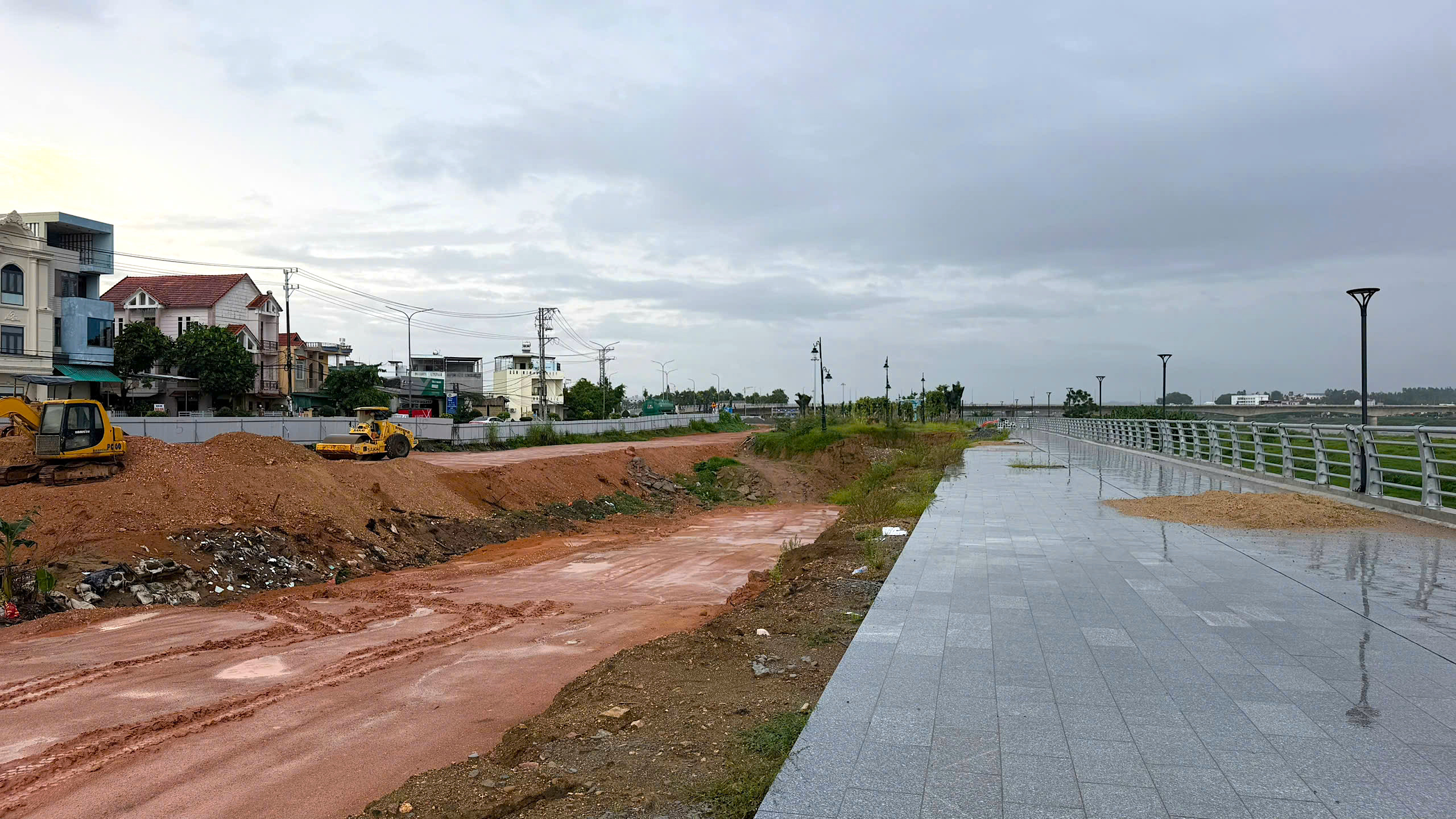 Đội mưa dỡ nh&agrave;, b&agrave;n giao mặt bằng l&agrave;m dự &aacute;n t&ocirc;n tạo cảnh quan lớn nhất Quảng Ng&atilde;i- Ảnh 12.