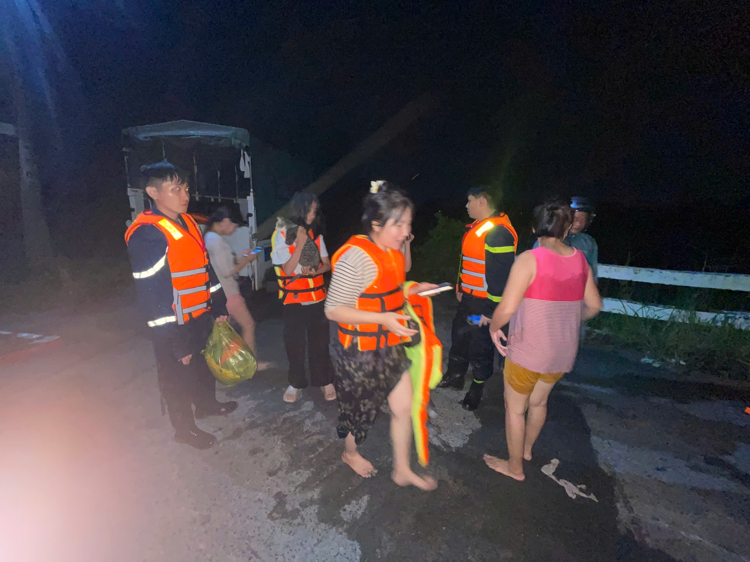 Xuyên đêm cứu 12 người mắc kẹt giữa dòng nước Suối Cái- Ảnh 2.