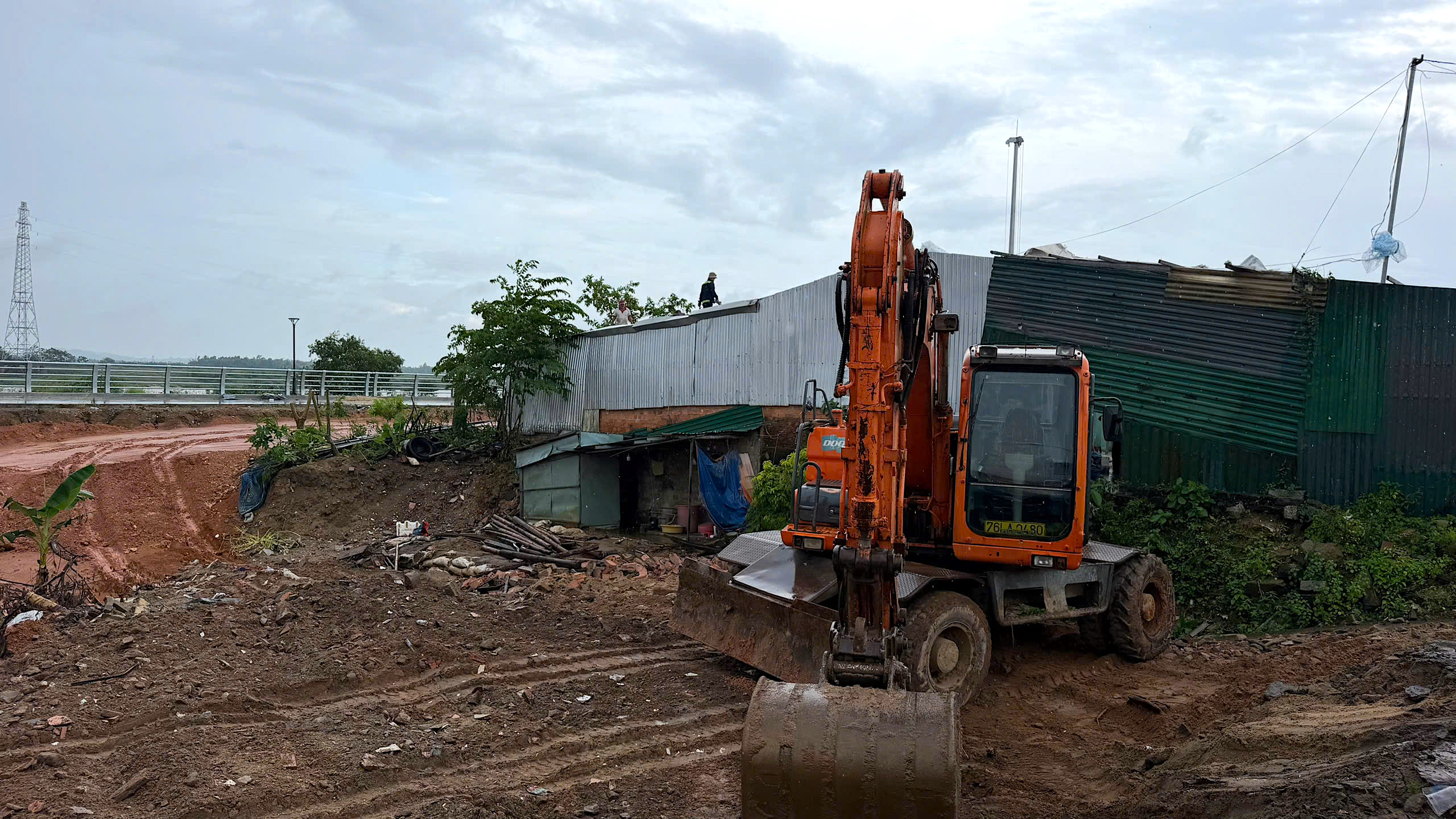 Đội mưa dỡ nh&agrave;, b&agrave;n giao mặt bằng l&agrave;m dự &aacute;n t&ocirc;n tạo cảnh quan lớn nhất Quảng Ng&atilde;i- Ảnh 11.