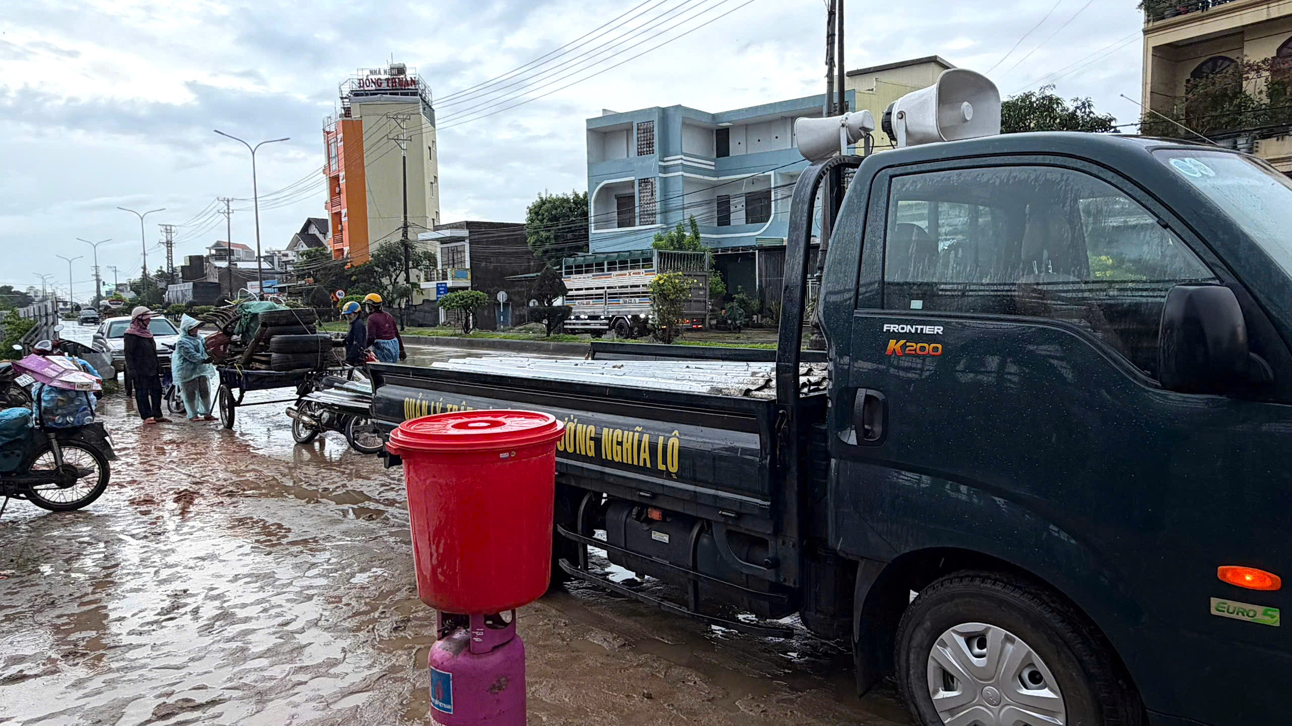 Đội mưa dỡ nh&agrave;, b&agrave;n giao mặt bằng l&agrave;m dự &aacute;n t&ocirc;n tạo cảnh quan lớn nhất Quảng Ng&atilde;i- Ảnh 8.