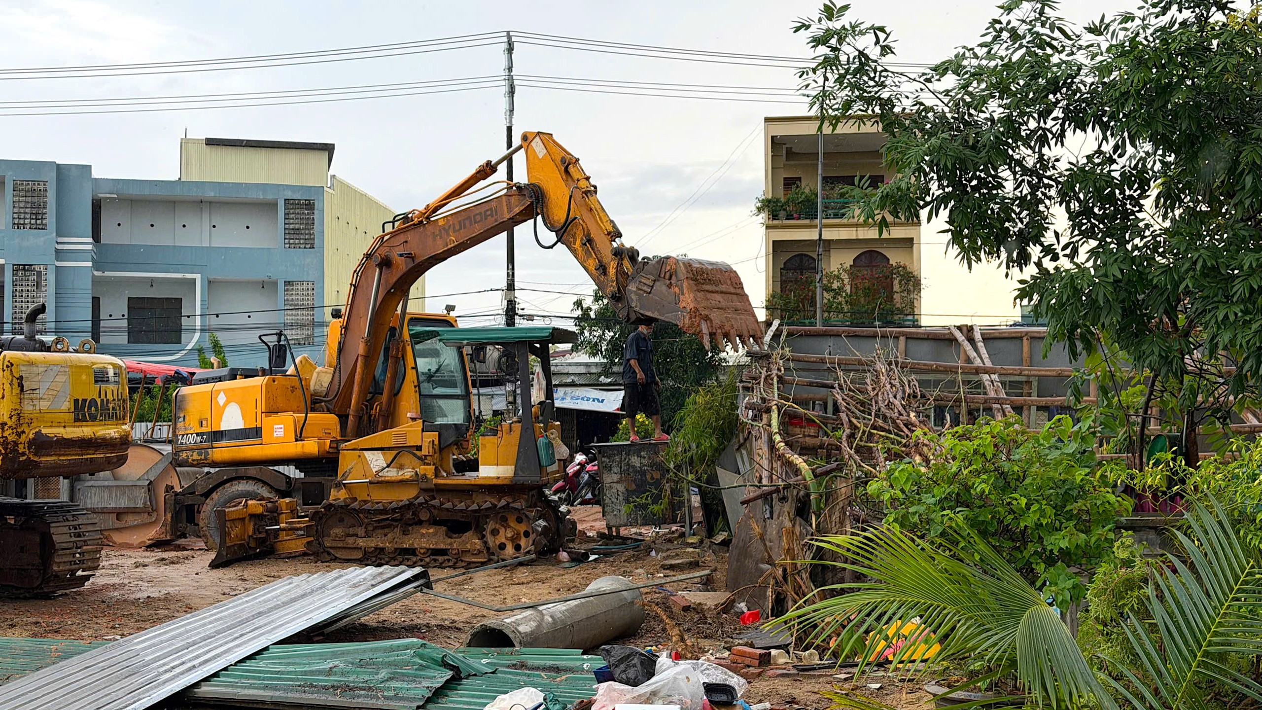 Đội mưa dỡ nh&agrave;, b&agrave;n giao mặt bằng l&agrave;m dự &aacute;n t&ocirc;n tạo cảnh quan lớn nhất Quảng Ng&atilde;i- Ảnh 3.