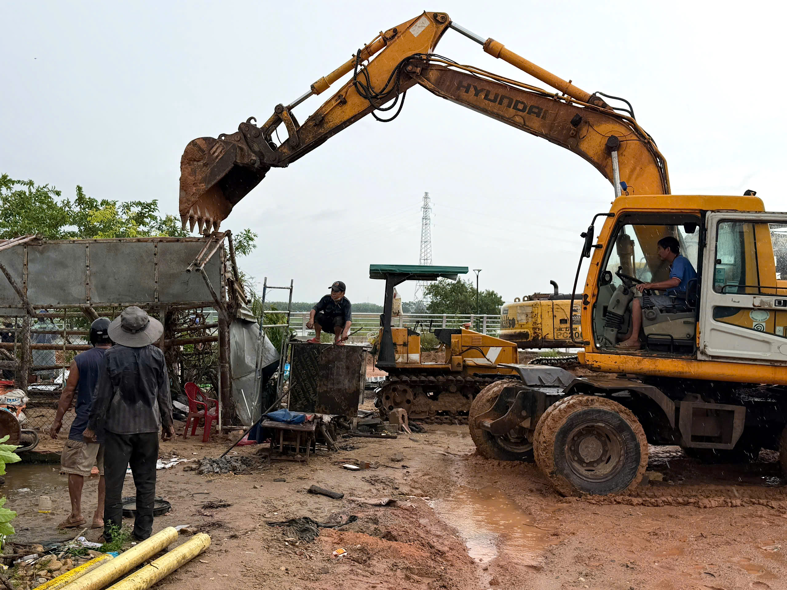 Đội mưa dỡ nh&agrave;, b&agrave;n giao mặt bằng l&agrave;m dự &aacute;n t&ocirc;n tạo cảnh quan lớn nhất Quảng Ng&atilde;i- Ảnh 4.