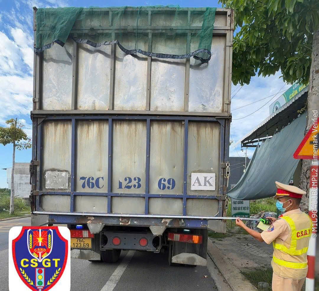 CSGT Quảng Ng&atilde;i siết tải trọng, loạt phương tiện vi phạm bị xử l&yacute; nghi&ecirc;m- Ảnh 3.