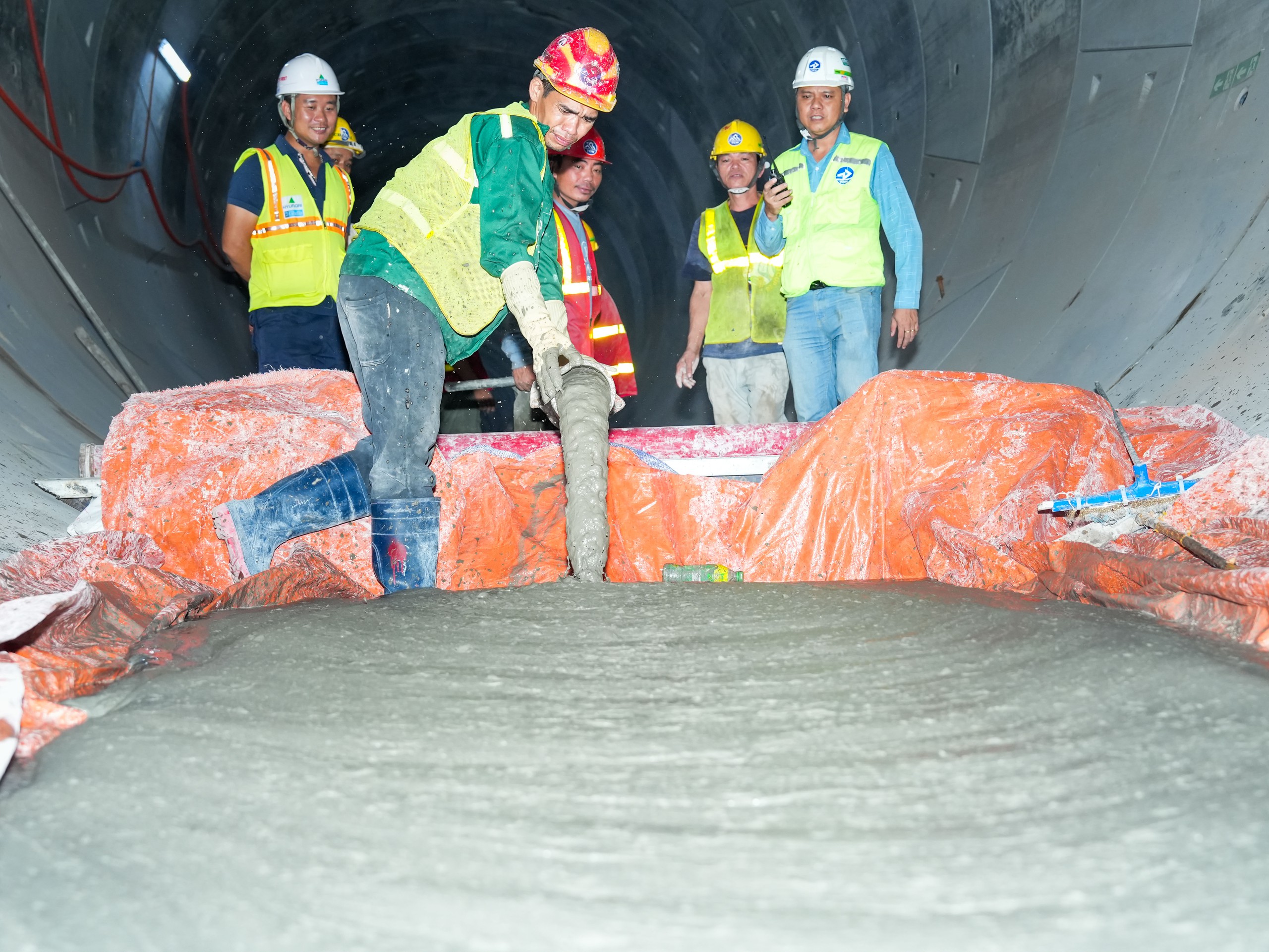 Cận cảnh triển khai thi c&ocirc;ng b&ecirc; t&ocirc;ng giai đoạn đầu trong hầm tuyến metro Nhổn - ga H&agrave; Nội - Ảnh 10.
