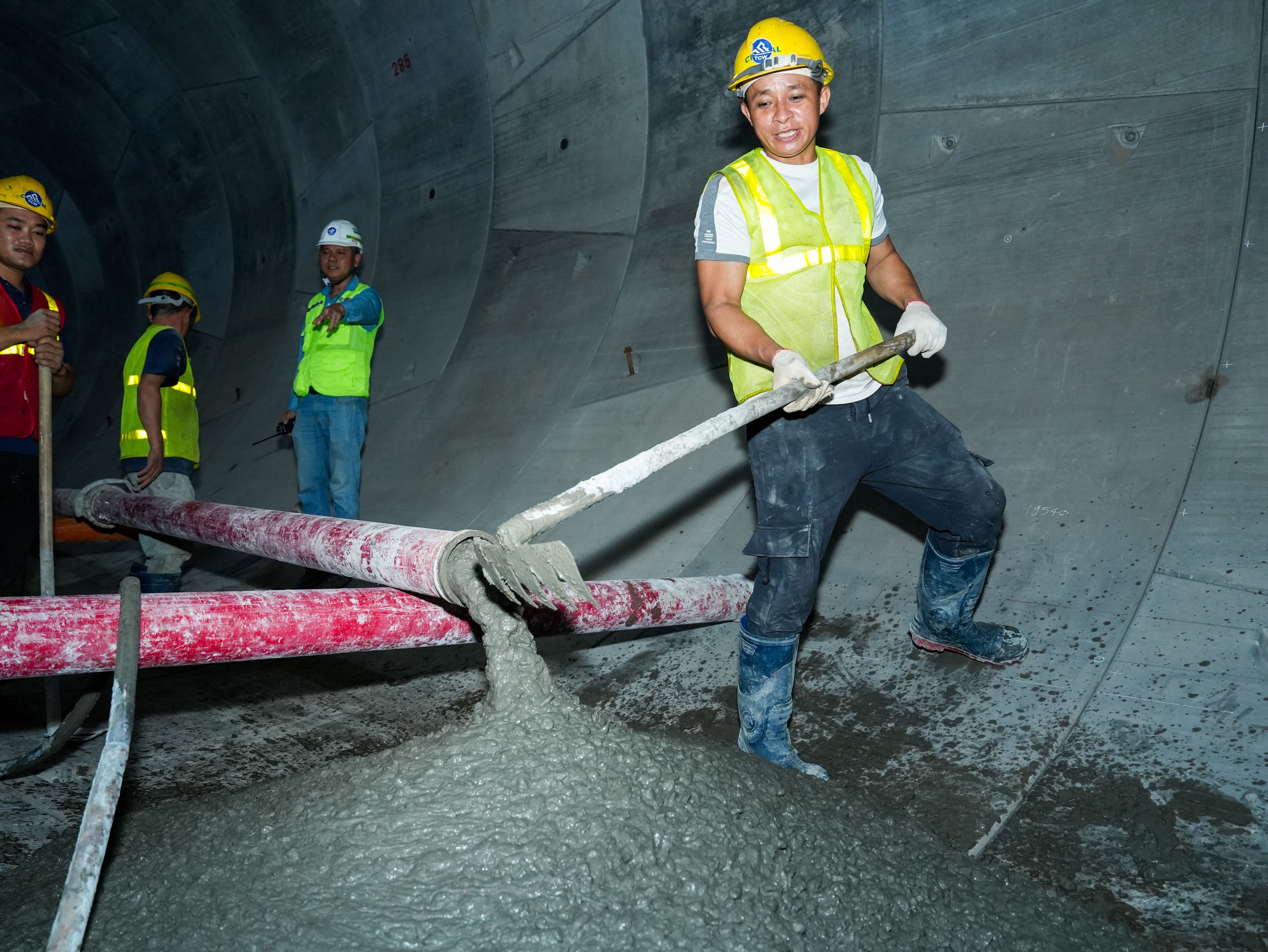 Cận cảnh triển khai thi c&ocirc;ng b&ecirc; t&ocirc;ng giai đoạn đầu trong hầm tuyến metro Nhổn - ga H&agrave; Nội - Ảnh 7.