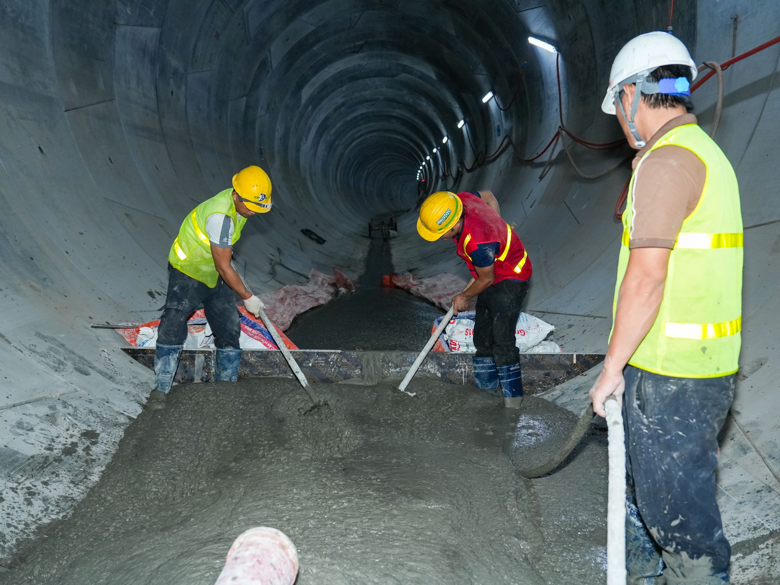 Cận cảnh triển khai thi c&ocirc;ng b&ecirc; t&ocirc;ng giai đoạn đầu trong hầm tuyến metro Nhổn - ga H&agrave; Nội - Ảnh 2.