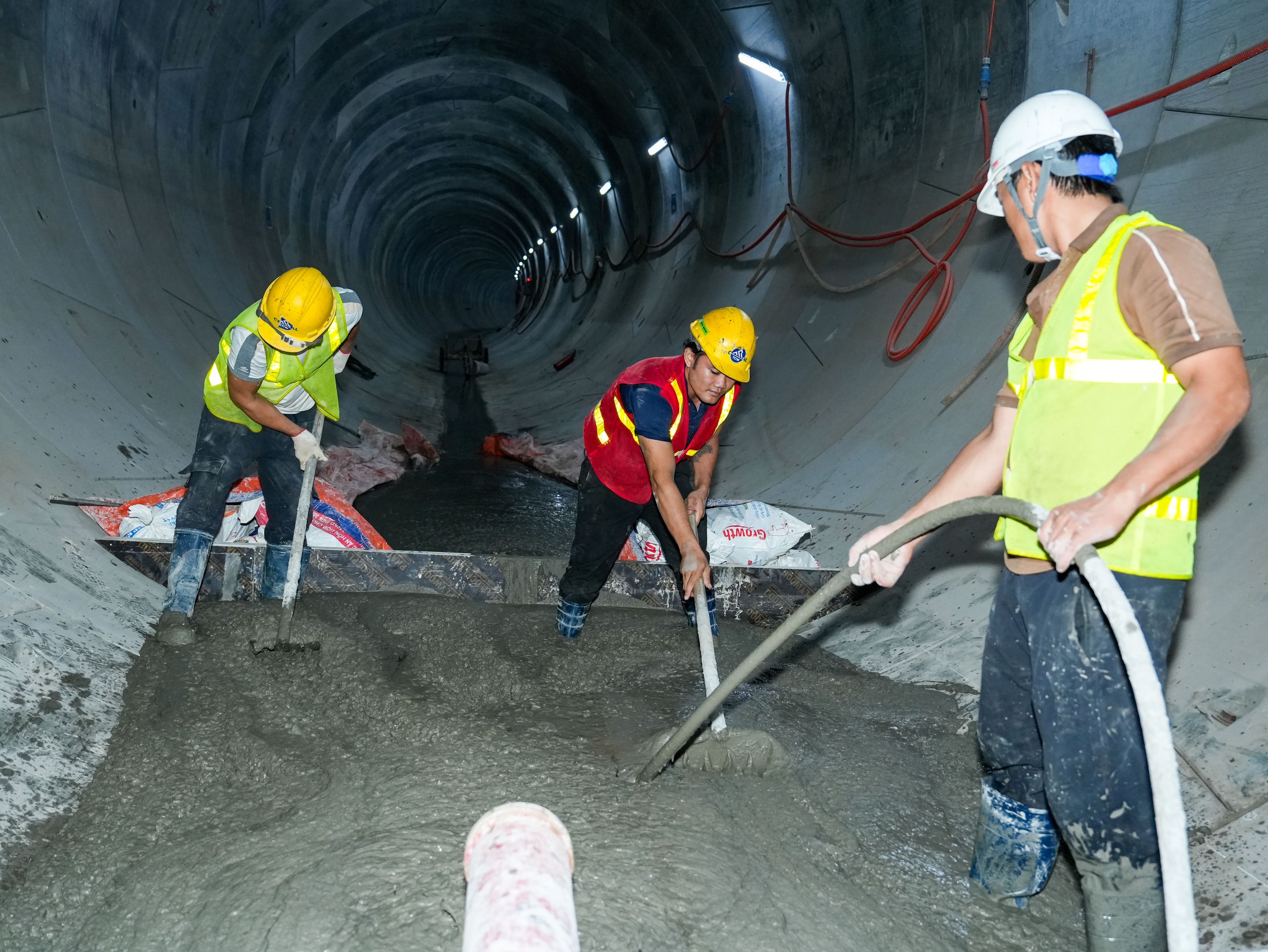 Cận cảnh triển khai thi c&ocirc;ng b&ecirc; t&ocirc;ng giai đoạn đầu trong hầm tuyến metro Nhổn - ga H&agrave; Nội - Ảnh 8.