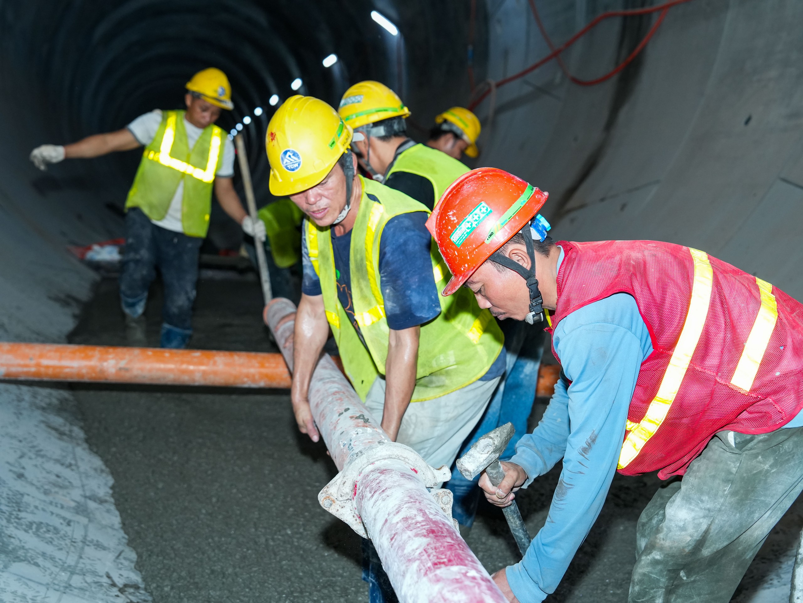 Cận cảnh triển khai thi c&ocirc;ng b&ecirc; t&ocirc;ng giai đoạn đầu trong hầm tuyến metro Nhổn - ga H&agrave; Nội - Ảnh 9.