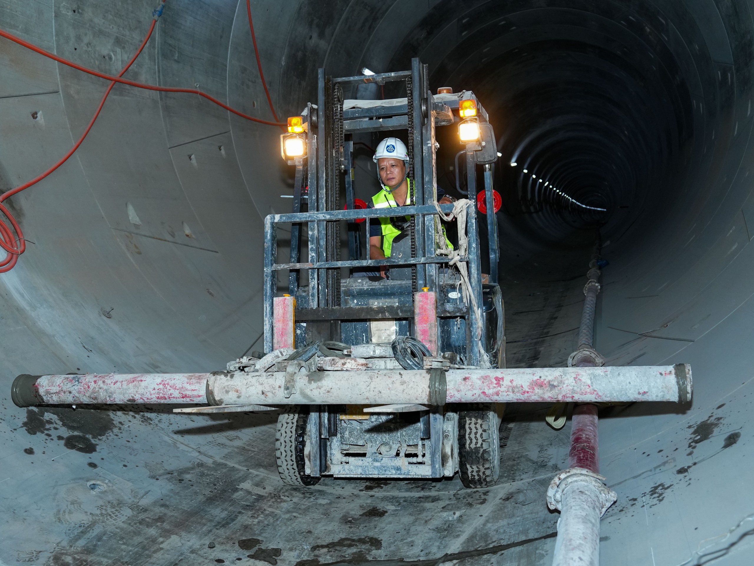 Cận cảnh triển khai thi c&ocirc;ng b&ecirc; t&ocirc;ng giai đoạn đầu trong hầm tuyến metro Nhổn - ga H&agrave; Nội - Ảnh 1.