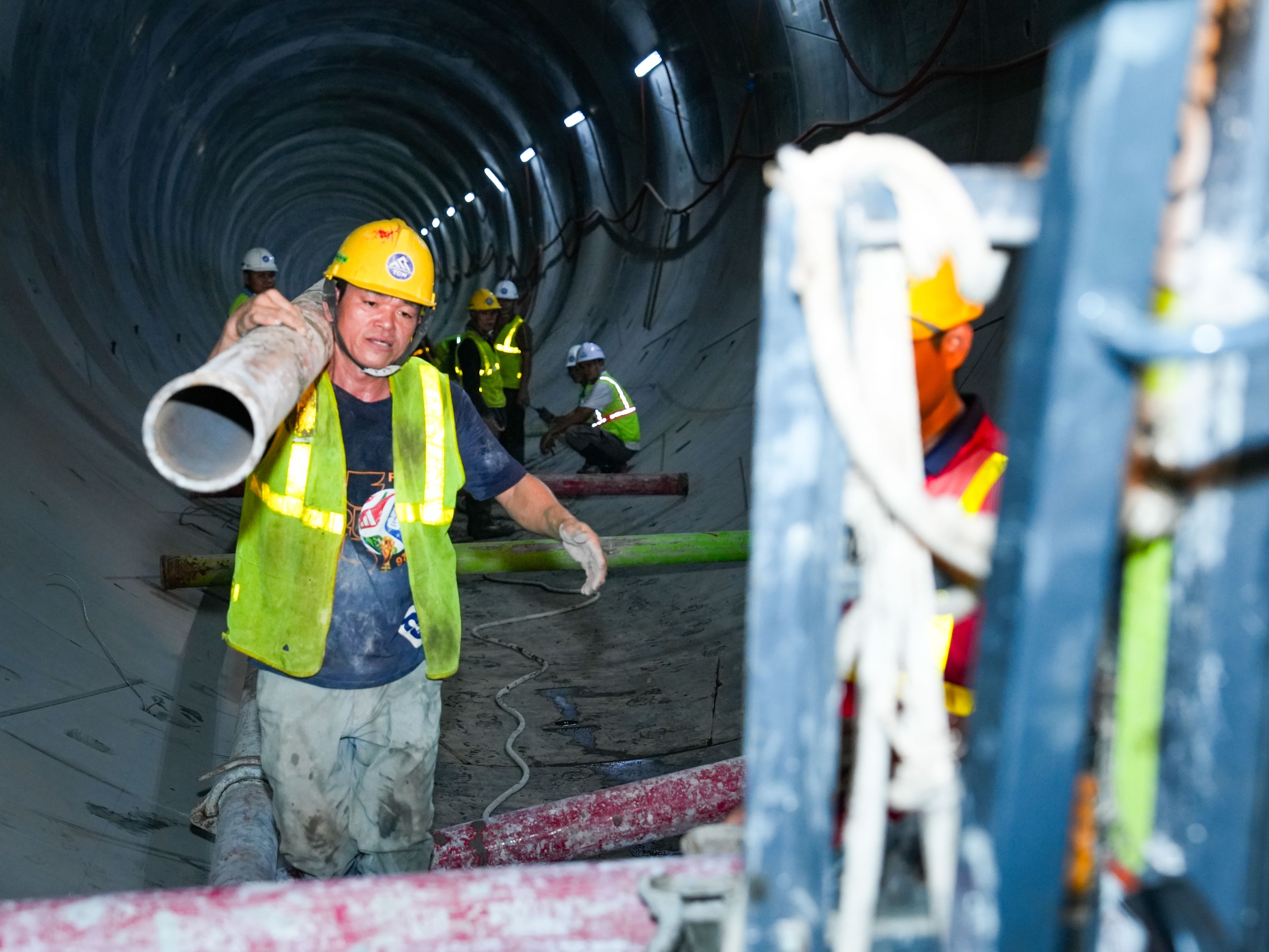 Cận cảnh triển khai thi c&ocirc;ng b&ecirc; t&ocirc;ng giai đoạn đầu trong hầm tuyến metro Nhổn - ga H&agrave; Nội - Ảnh 6.