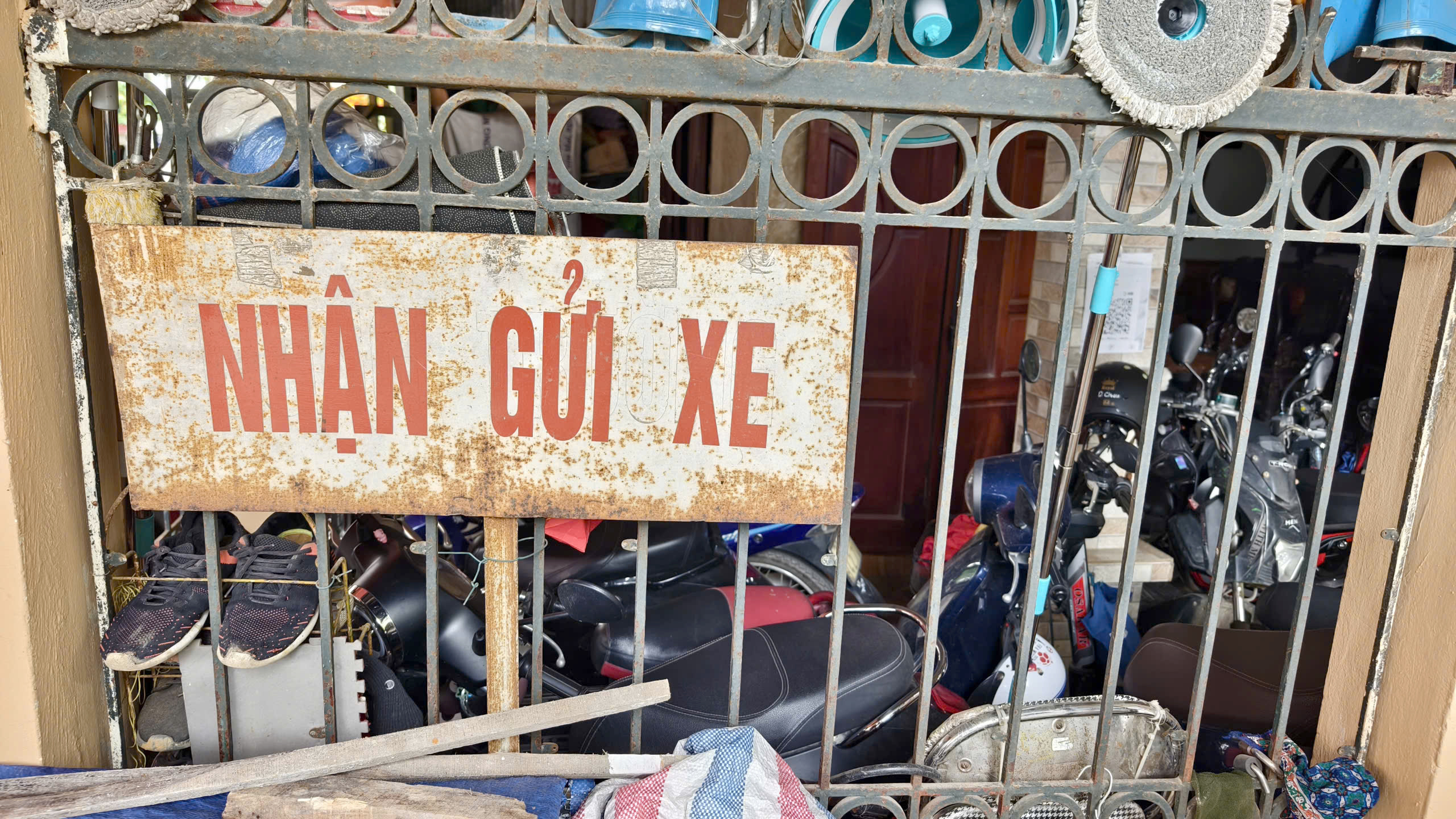 Cảnh s&aacute;t H&agrave; Nội ghi h&igrave;nh học sinh vi phạm, xử l&yacute; cả điểm tr&ocirc;ng giữ xe- Ảnh 5.