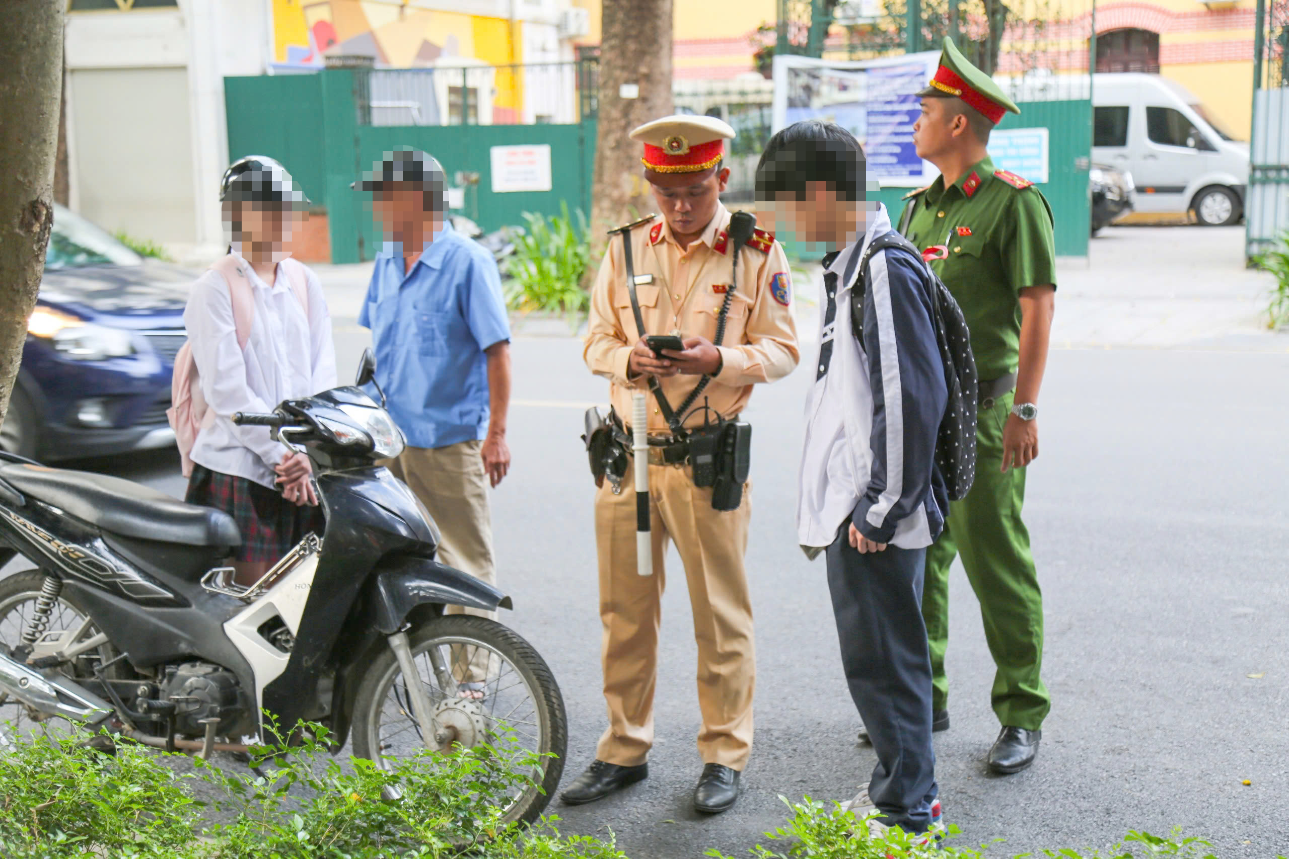 Cảnh s&aacute;t H&agrave; Nội ghi h&igrave;nh học sinh vi phạm, xử l&yacute; cả điểm tr&ocirc;ng giữ xe- Ảnh 11.