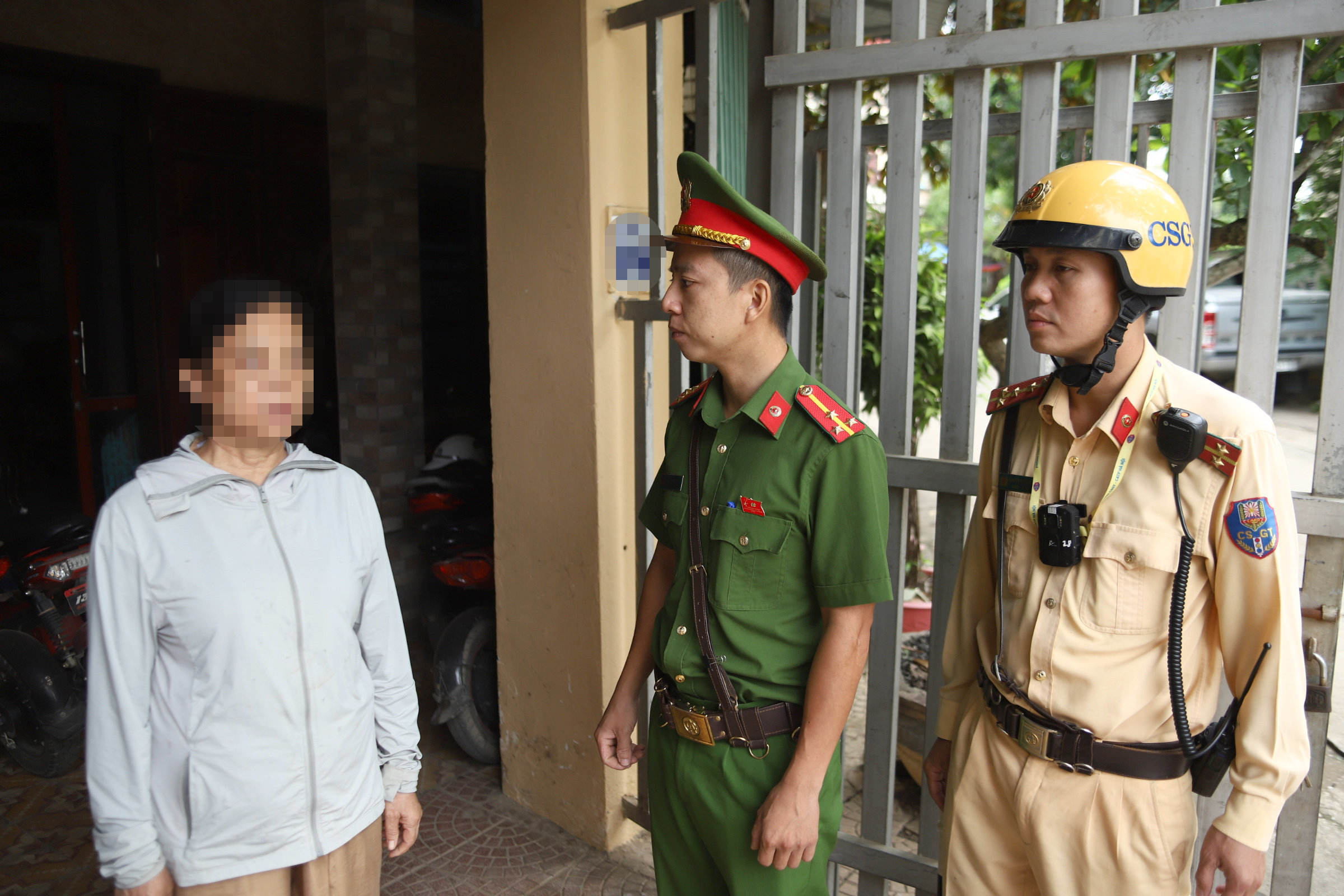Cảnh s&aacute;t H&agrave; Nội ghi h&igrave;nh học sinh vi phạm, xử l&yacute; cả điểm tr&ocirc;ng giữ xe- Ảnh 6.