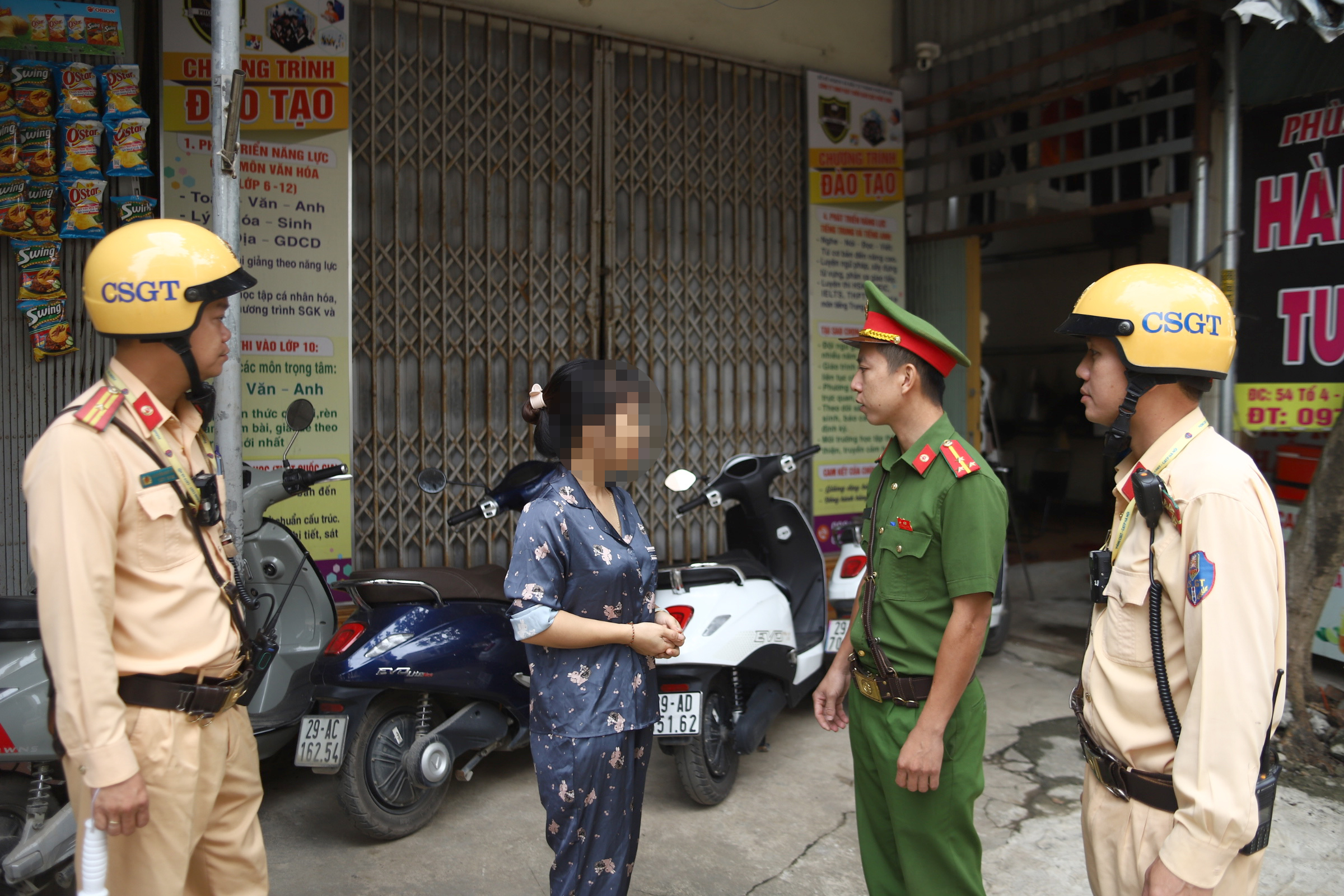 Cảnh s&aacute;t H&agrave; Nội ghi h&igrave;nh học sinh vi phạm, xử l&yacute; cả điểm tr&ocirc;ng giữ xe- Ảnh 4.