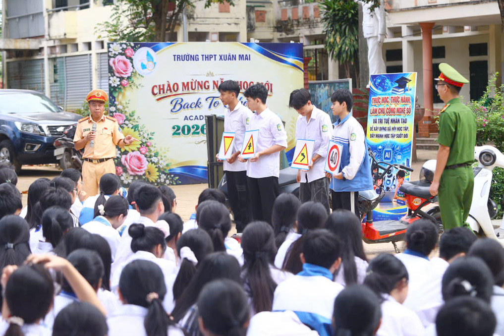 Cảnh s&aacute;t H&agrave; Nội ghi h&igrave;nh học sinh vi phạm, xử l&yacute; cả điểm tr&ocirc;ng giữ xe- Ảnh 10.