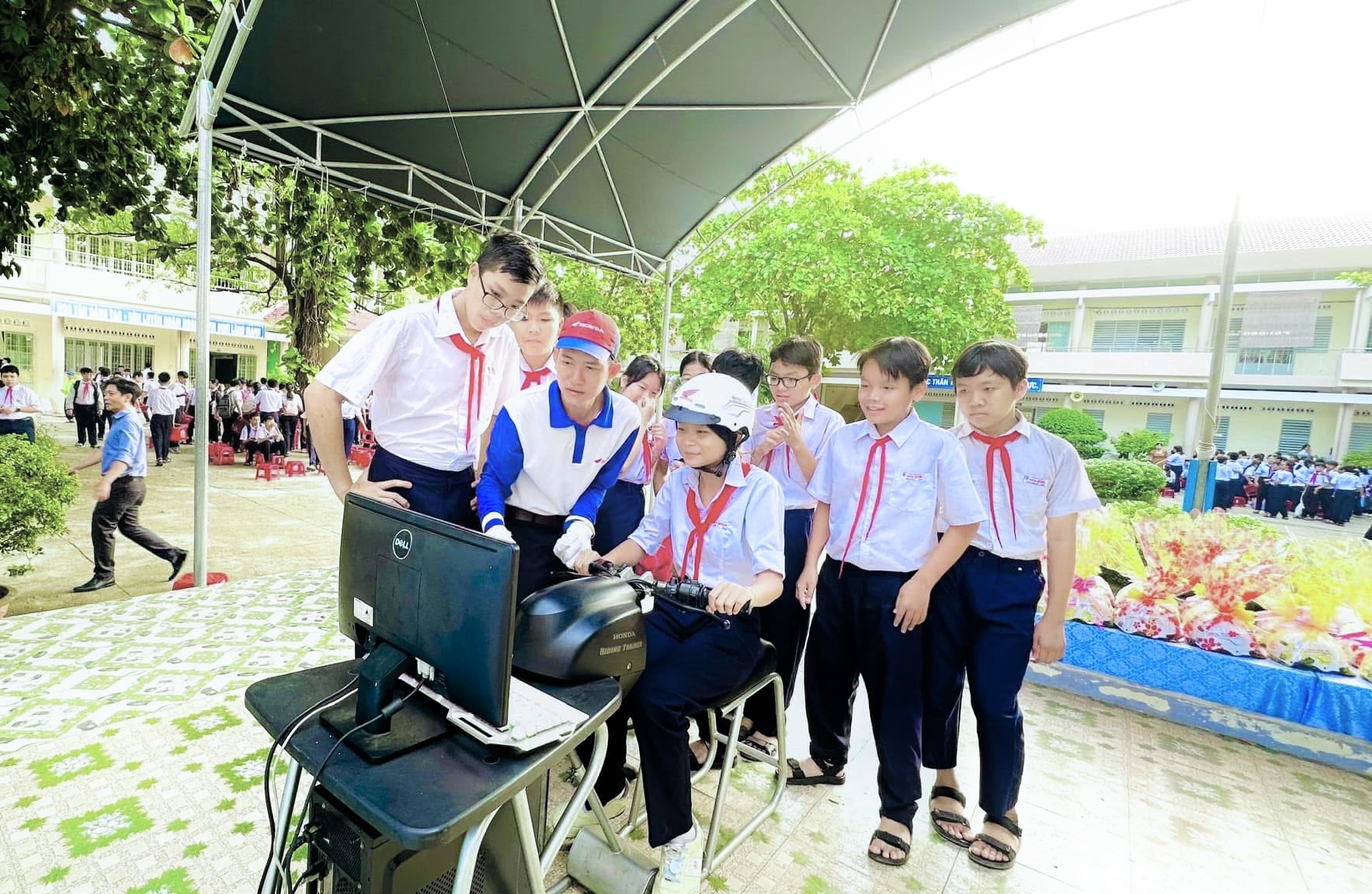Hơn 1.400 học sinh Khánh Hòa được tập huấn kỹ năng lái xe an toàn- Ảnh 3.