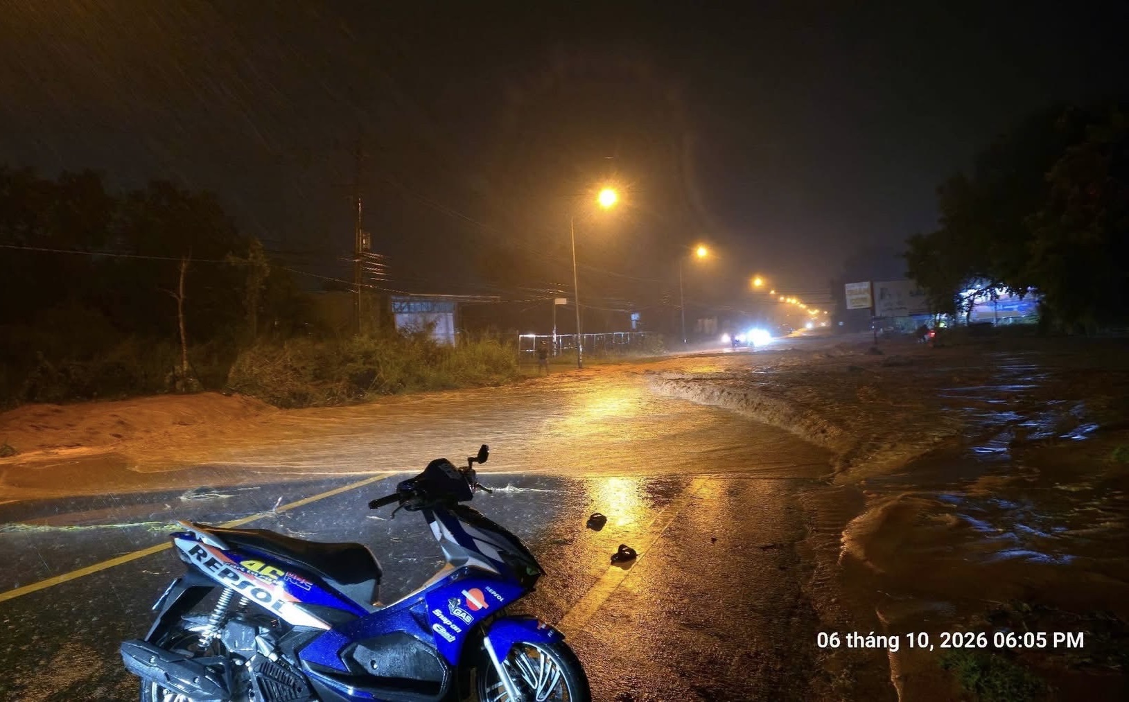 L&acirc;m Đồng: Mưa lớn k&eacute;o c&aacute;t, đất tr&agrave;n xuống đường, phương tiện đi lại kh&oacute; khăn- Ảnh 1.