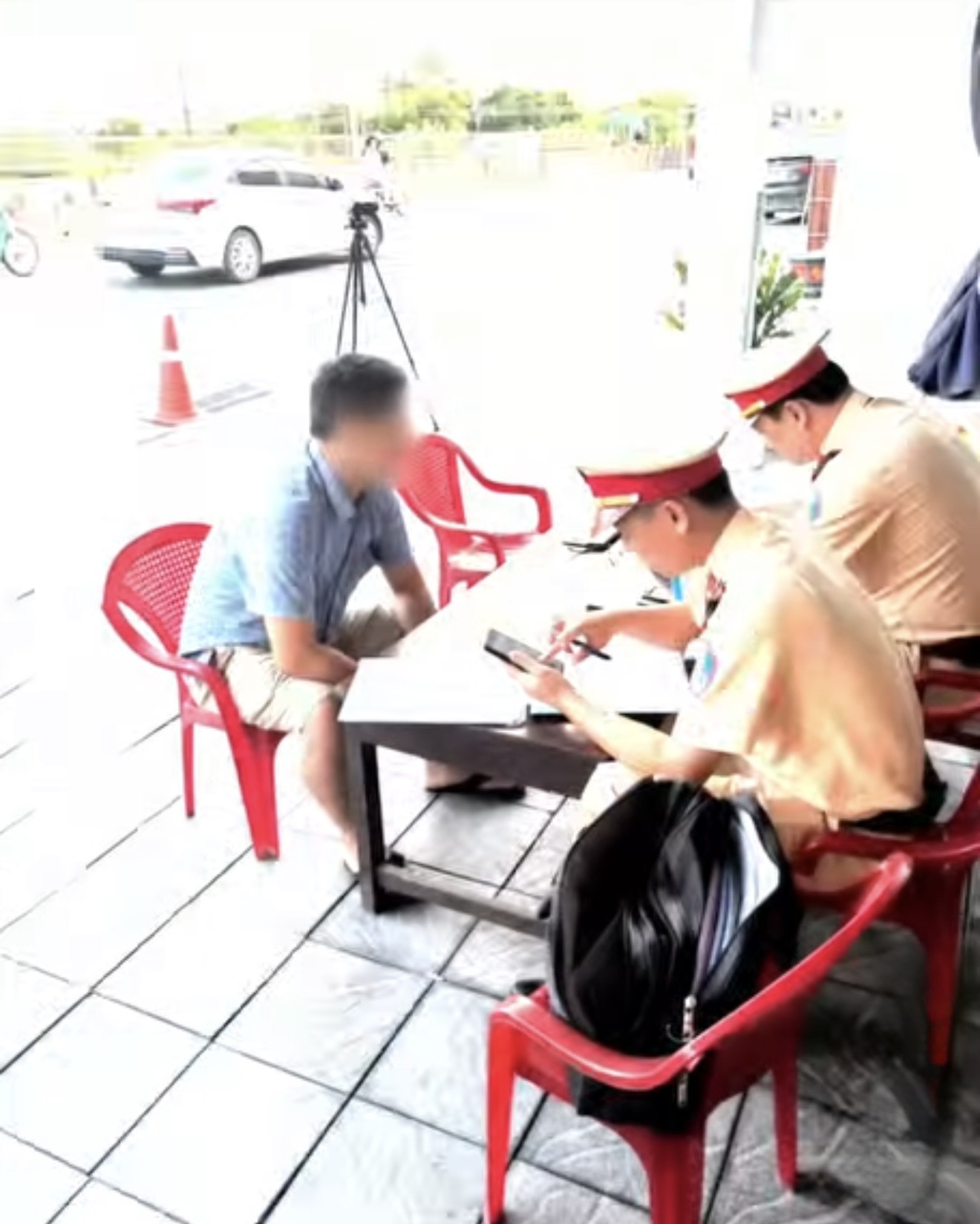 Xe kh&aacute;ch bị tước ph&ugrave; hiệu vẫn lưu th&ocirc;ng, chủ xe v&agrave; t&agrave;i xế bị phạt gần 30 triệu đồng- Ảnh 1.