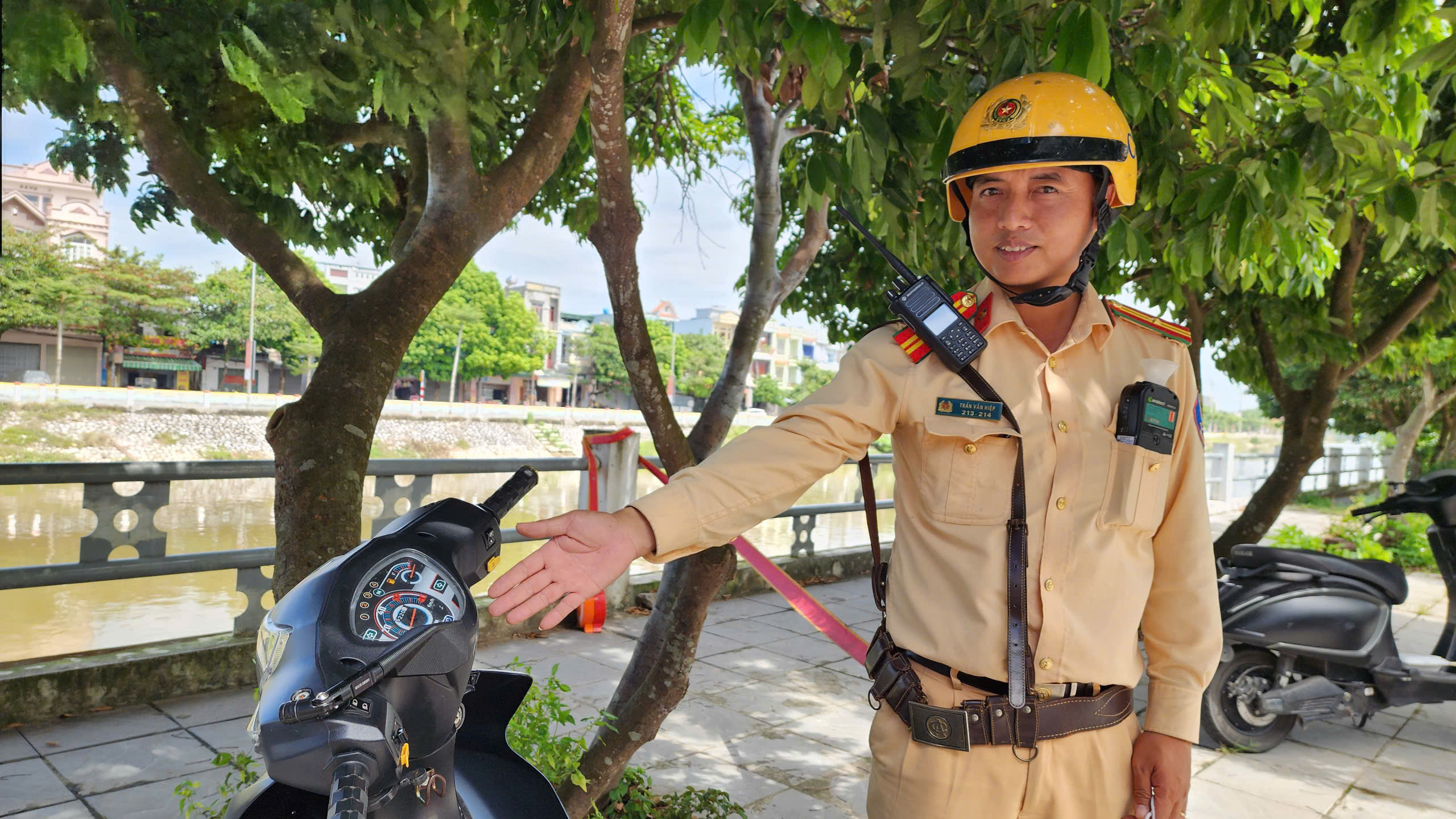Hưng Y&ecirc;n: CSGT xử nghi&ecirc;m học sinh chế gương chiếu hậu để đối ph&oacute;- Ảnh 2.