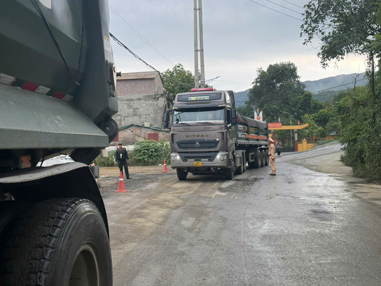 Ph&uacute; Thọ: CSGT xử nghi&ecirc;m xe cơi nới th&agrave;nh th&ugrave;ng, chở qu&aacute; tải, g&acirc;y mất an to&agrave;n giao th&ocirc;ng- Ảnh 13.