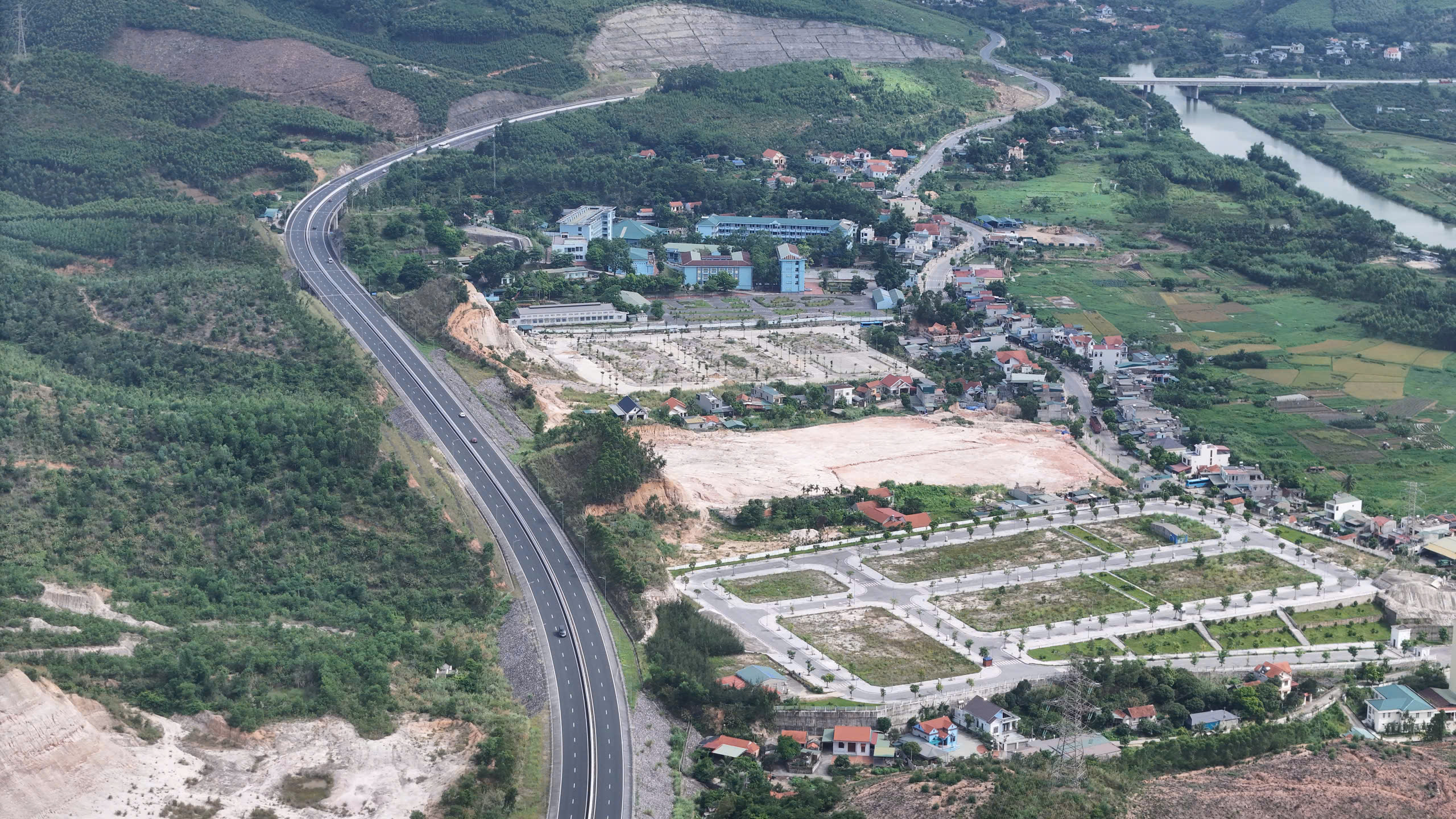 Quảng Ninh: H&agrave;nh tr&igrave;nh hơn 60 năm từ v&ugrave;ng than đến th&agrave;nh phố xanh, hiện đại- Ảnh 10.